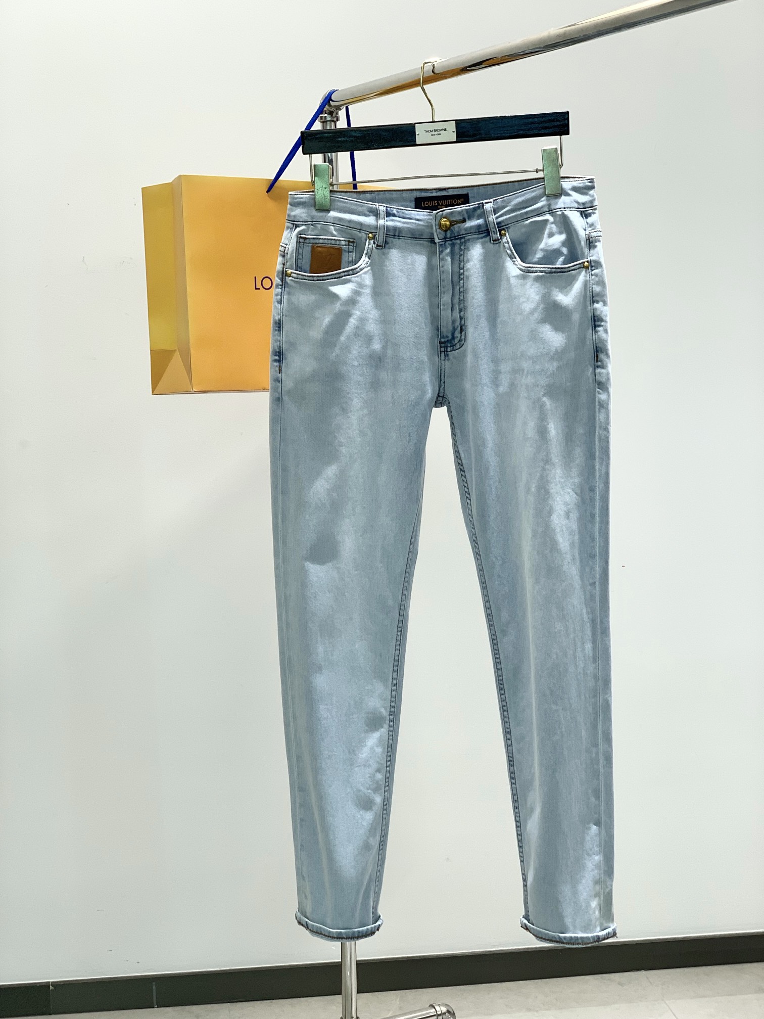 NO:117983,,Louis Vuitton, new spring 2025, special counters are available at the same time, original single product, washable casual jeans, imported original washing elastic fabric, comfortable and elastic, top-grade embroidery craft letter pattern logo, original hardware accessories decoration, unique design, comfortable and breathable, handsome upper body, 29-38,,louis vuitton,louis vuitton,jeans,alexander wang19860909,LouisVuitton 路易威登,2025春季新款,专柜同步有售,原单狠货,水洗休闲牛仔裤,进口原版水洗弹力面料,舒适有弹性,顶级刺绣工艺字母图案logo,原版五金辅料装饰,独特设计,舒适透气,上身帅气十足,码数29-38,,louis vuitton,louis vuitton,jeans,alexander wang,Men's clothing