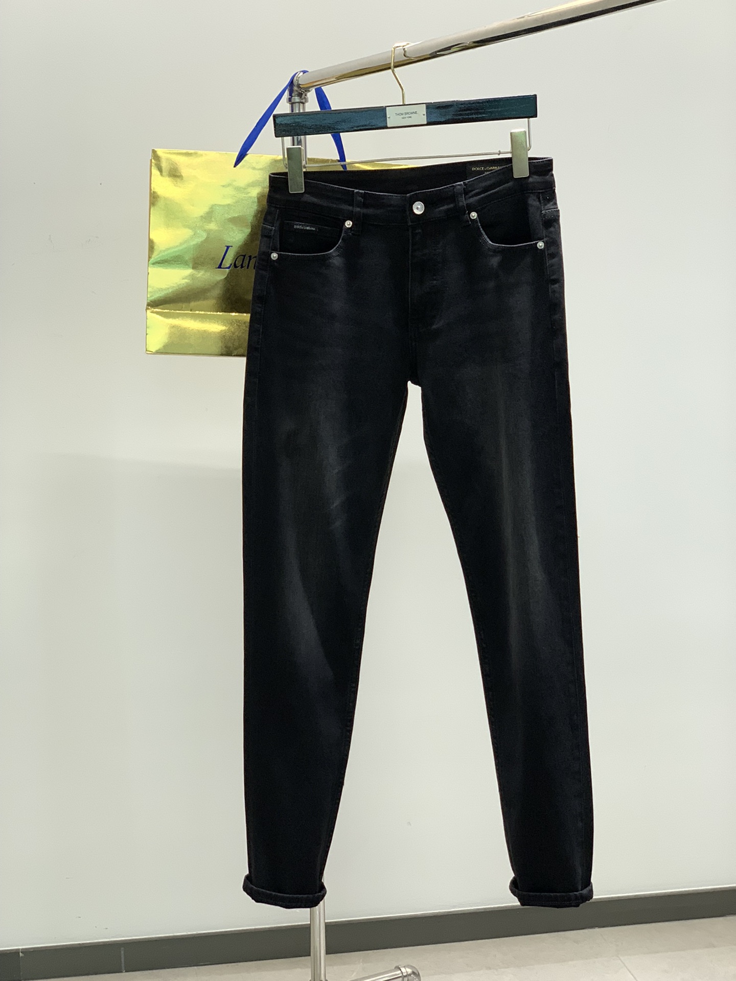 NO:117961,,DOLCE&GABBANA, the latest products for spring 2025, the official website counter is available at the same time, original singles, super stylish jeans, customized original washing denim fabric, top-grade printing craft letter pattern logo, original hardware and auxiliary decoration, unique design style, extremely superior jeans, the materials and craftsmanship are extremely luxurious and exquisite, the grade is extremely high, the upper body is handsome and stylish, the number of 29-38, Dolce&Gabbana, Dolce&Gabbana, jeans, alexander wang19860909,DOLCE&GABBANA 杜嘉班纳,2025春季最新品,官网专柜同步有售,原单狠货,超级有范儿的一款牛仔裤,定制原版水洗牛仔面料,顶级印花工艺字母图案logo,原版五金辅料装饰,独特设计风格,极为翘楚的一款牛仔裤,用料与工艺都极致奢华精湛,档次极高,上身帅气有型,码数29-38,,Dolce&Gabbana,Dolce&Gabbana,jeans,alexander wang,Men's clothing