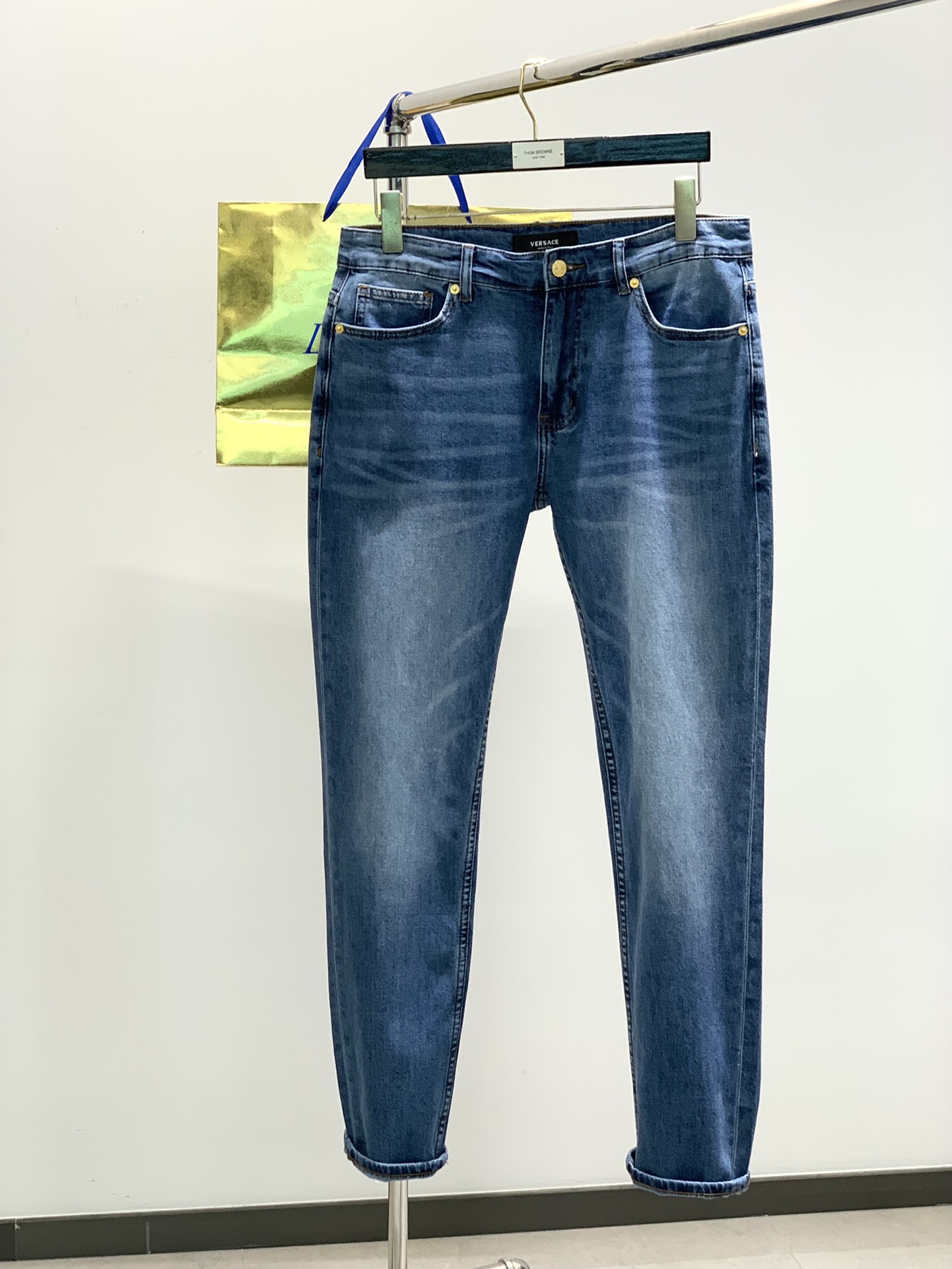 NO:117963,,Versace Versace, the latest products in spring 2025, the counter is available at the same time, original singles, fashionable and casual washing jeans, imported original washing fabric, comfortable and breathable, top-level embossed craft letter pattern logo, original hardware and auxiliary decoration, super positive style, extremely high grade, full of vitality, counter quality, top body is so handsome, 29-38, versace, versace, jeans, alexander wang19860909,Versace 范思哲,2025春季最新品,专柜同步有售,原单狠货,时尚休闲水洗牛仔裤,进口原版水洗面料,舒适透气,顶级浮雕工艺字母图案logo,原版五金辅料装饰,版型超正,档次极高,活力十足,专柜品质,上身帅到爆,码数29-38,,versace,versace,jeans,alexander wang,Men's clothing