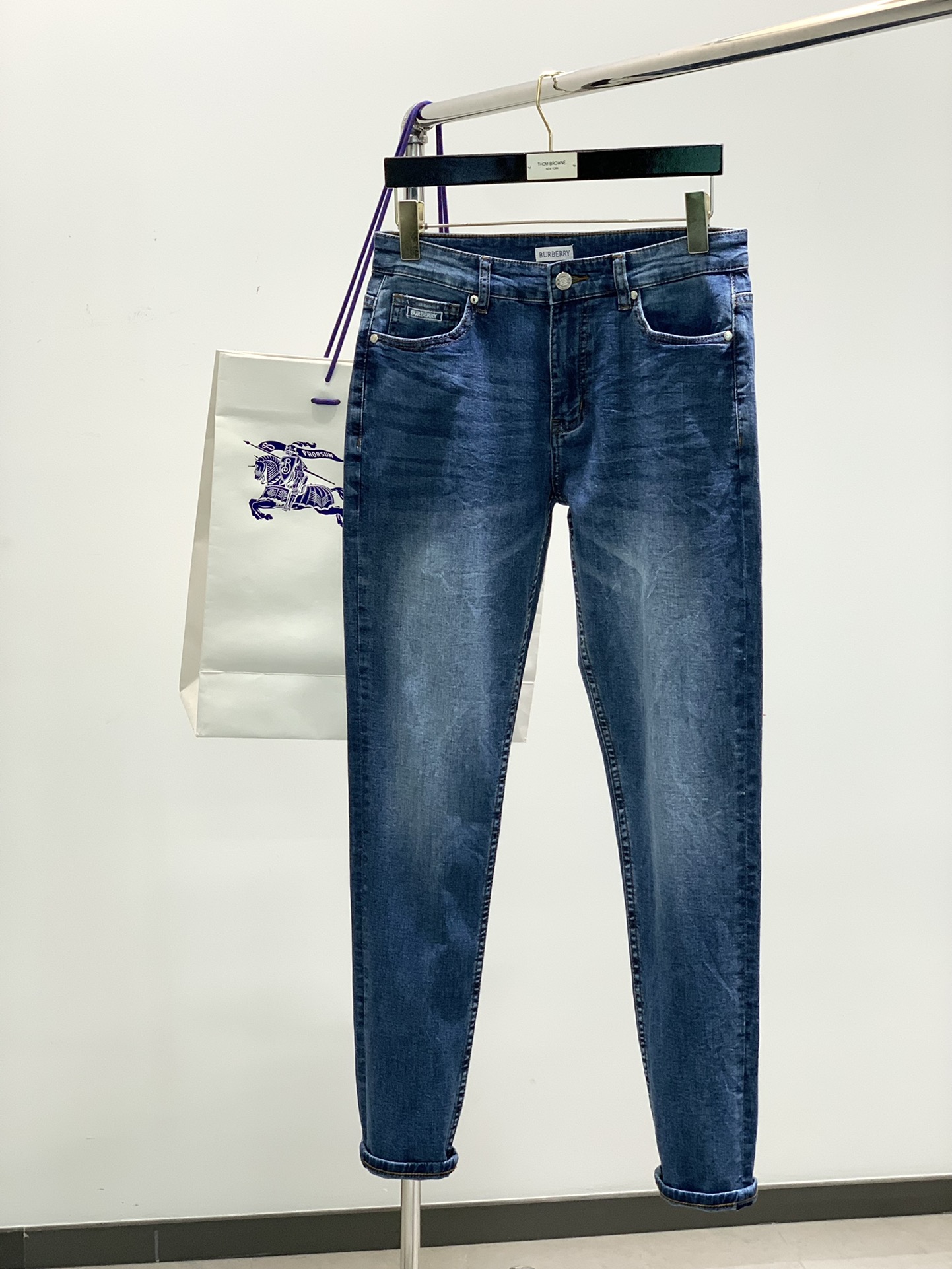 NO:117965,,Burberry Burberry, 2025 spring new product, official website counter is available at the same time, original single product, super stylish jeans, customized original washing denim fabric, unique design, top-level embossed craft letter pattern logo, original hardware and auxiliary decoration, extremely superior jeans, the materials and craftsmanship are extremely luxurious and exquisite, extremely high-end, handsome and stylish, recommended, digits 29-38, ,burberry, burberry, jeans, alexander wang19860909,Burberry 巴宝莉,2025春季新品,官网专柜同步有售,原单狠货,超级有范儿的一款牛仔裤,定制原版水洗牛仔面料,独特设计,顶级浮雕工艺字母图案logo,原版五金辅料装饰,极为翘楚的一款牛仔裤,用料与工艺都极致奢华精湛,档次极高,上身帅气有型,推荐,码数29-38,,burberry,burberry,jeans,alexander wang,Men's clothing