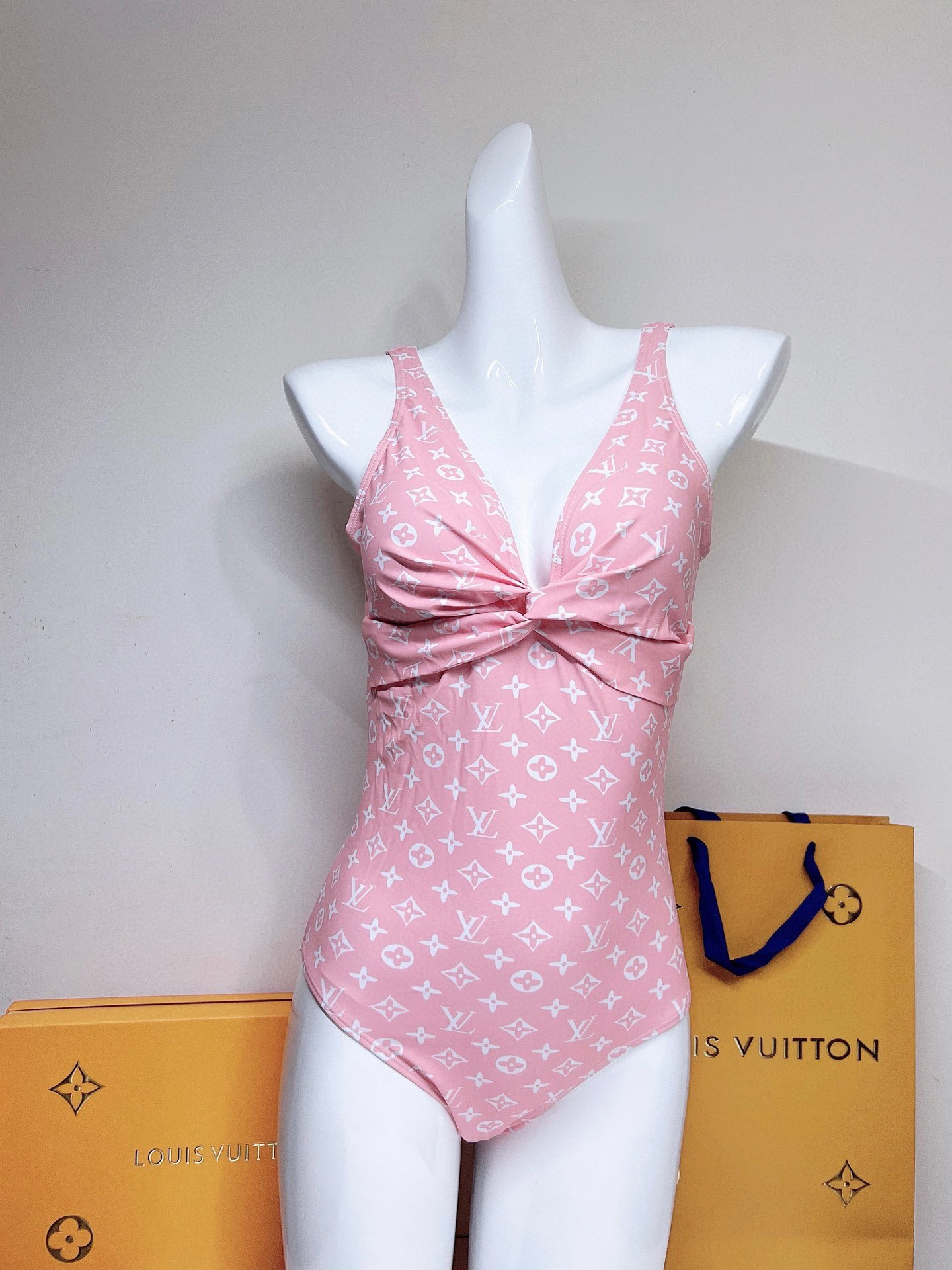 NO:302673,The latest style of Lv counters’ beach series one-piece swimsuit can be said to be the ceiling of the swimsuit. It is highly recommended!  The real thing is very high-end, the swimsuit is too worn outside, how to wear it, how to look good at the beach vacation, super film, swimsuits suitable for a variety of scenes♀Sea swimming pool, hot springs, water park, rafting can be worn inside and outside, and it can be completely swimsuits, swimsuits, bikini, swimsuits, swimsuits, bikinis, louis vuitton, swimsuits, swimsuits, bikinis19860909Lv专柜最新款沙滩系列连体式泳衣 可以说是游泳衣的天花板了强烈推荐！ 实物非常高级,泳衣外穿太了,怎么穿怎么好看海边度假,超级出片,适合多种场景的游泳衣♀海边 游泳池 温泉 水上乐园 漂流都可以内搭外穿也完全可以泳衣泳裤比基尼,泳衣，泳裤，比基尼,louis vuitton,swimsuits,bikinis,accessory