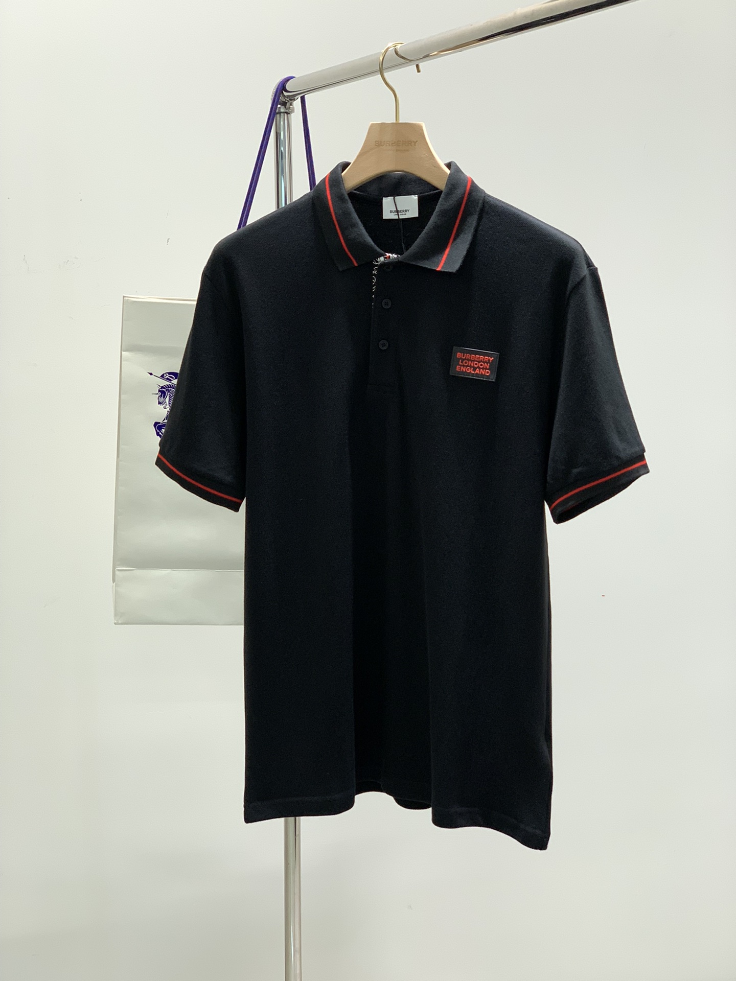 NO:117986,Color black, beige, gray, Burberry Burberry, the latest products in 2025 summer, available at the counter, original singles, fashionable and casual lapel short-sleeved T-shirt, imported original fabric, comfortable and breathable upper body, top-grade printing craft letter pattern decoration logo, extremely high grade, comfortable and versatile, handsome upper body, S-XL, burberry, burberry, T-shirt, tees, t-shirt, alexander wang19860909颜色黑色,米色,灰色 ,Burberry 巴宝莉,2025夏季最新品,专柜同步有售,原单狠货,时尚休闲翻领短袖T恤,进口原版面料,上身舒适透气,顶级印胶工艺字母图案装饰logo,档次极高,舒适百搭,上身帅气十足,码数S-XL,,burberry,burberry,T-shirt,tees，t-shirt,alexander wang,Men's clothing