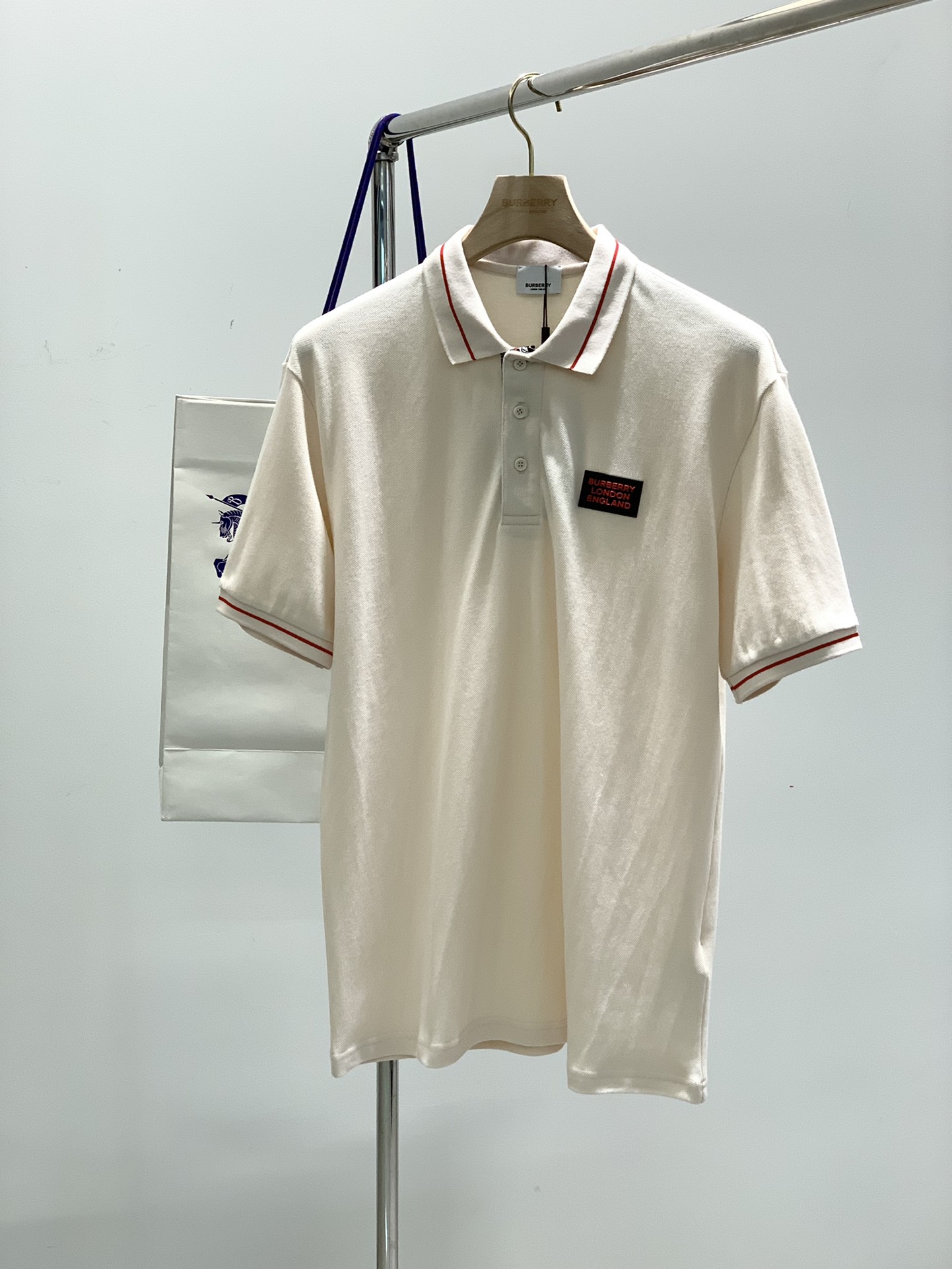 NO:118947,Color black, beige, gray, Burberry Burberry, the latest products in 2025 summer, available at the counter, original singles, fashionable and casual lapel short-sleeved T-shirt, imported original fabric, comfortable and breathable upper body, top-grade printing craft letter pattern decoration logo, extremely high grade, comfortable and versatile, handsome upper body, S-XL, burberry, burberry, T-shirt, tees, t-shirt, alexander wang19860909颜色黑色,米色,灰色 ,Burberry 巴宝莉,2025夏季最新品,专柜同步有售,原单狠货,时尚休闲翻领短袖T恤,进口原版面料,上身舒适透气,顶级印胶工艺字母图案装饰logo,档次极高,舒适百搭,上身帅气十足,码数S-XL,,burberry,burberry,T-shirt,tees，t-shirt,alexander wang,Men's clothing