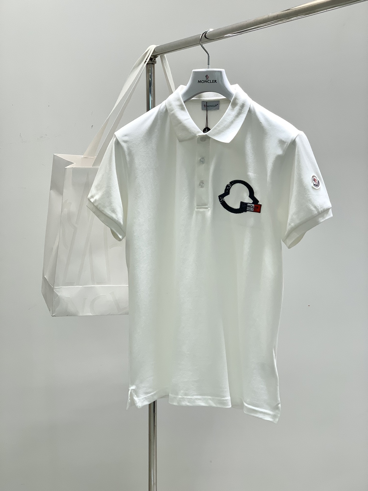 NO:117968,,Moncler hood, the latest 2025 summer products, available at the same time for counters, original single ruthless goods, fashionable and casual lapel short-sleeved T-shirt, comfortable upper body!  Eye-catching and highlighted, using imported original fabric, top-grade embroidery craft letter pattern logo, simple but not lacking in fashion, fashionable and handsome, 2 colors recommended, code number M-3XL, christian louboutin, Moncler, T-shirt, tees, t-shirt, alexander wang19860909,Moncler 蒙口,2025夏季最新品,专柜同步有售,原单狠货,时尚休闲翻领短袖T恤,上身舒适！吸睛而有亮点,采用进口原版面料,顶级刺绣工艺字母图案logo,简单而不失时尚,上身时尚帅气,2色推荐,码数M-3XL,,christian louboutin,Moncler,T-shirt,tees，t-shirt,alexander wang,Men's clothing