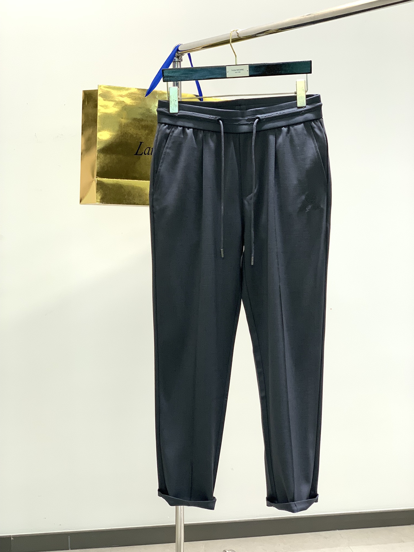 NO:117971,Color black, khaki, gray, LP, the latest products for spring 2025, available at the counter, original singles, fashionable casual trousers, imported original fabric, simple and easy to match, must-have for trendy men, top-grade embroidery craft letter pattern logo, original hardware and auxiliary decoration, extremely high grade, handsome and stylish upper body, code M-3XL, loro piano, alexander wang19860909颜色黑色,卡其,灰色 ,LP,2025春季最新品,专柜同步有售,原单狠货,时尚休闲长裤,进口原版面料,净版简约易搭配,潮流男士必备,顶级刺绣工艺字母图案logo,原版五金辅料装饰,档次极高,上身帅气有型,码数M-3XL,,loro piana,alexander wang,Men's clothing