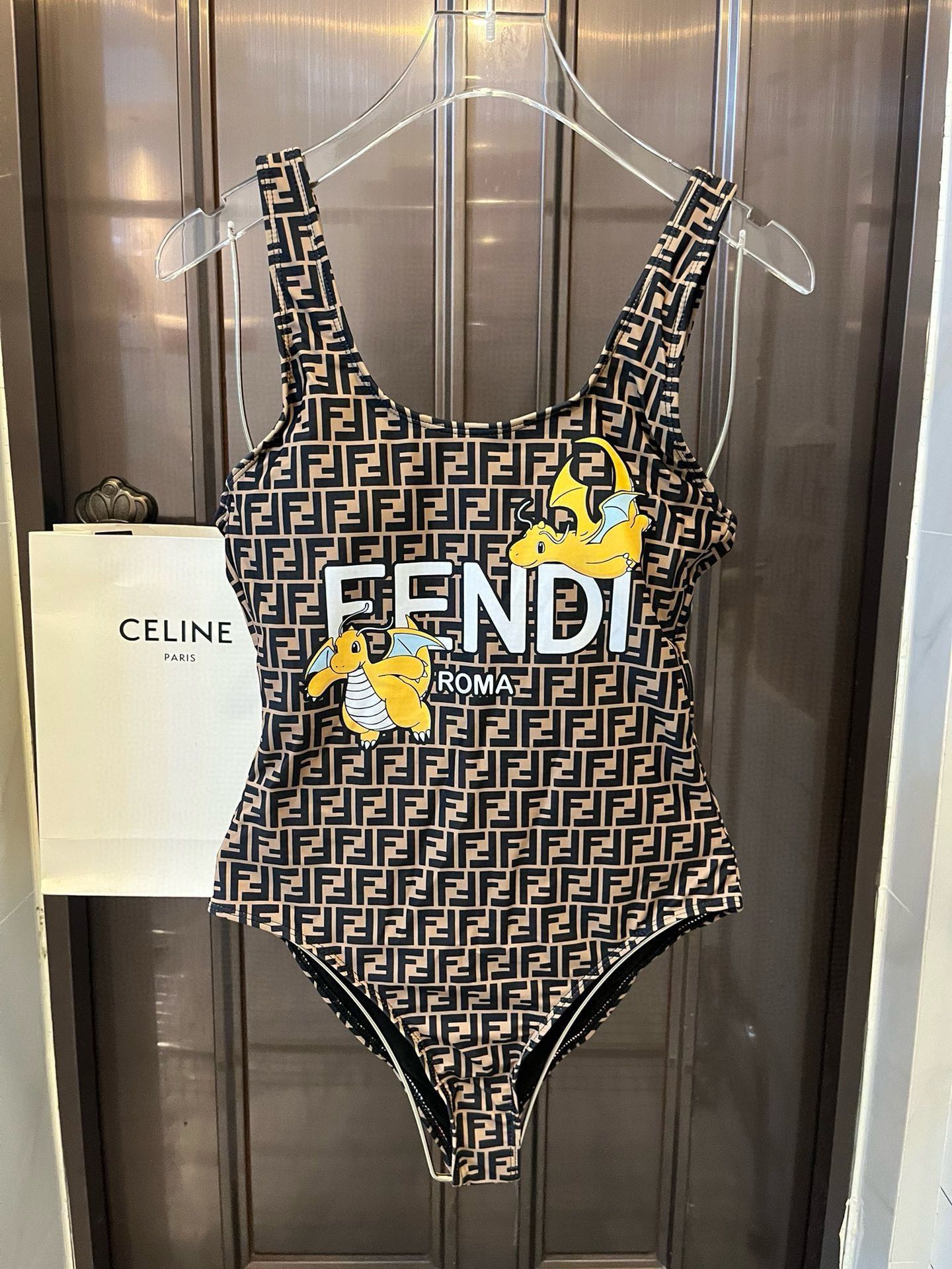 NO:302697,FD Fendi's new one-piece swimsuit suitable for a variety of scenes♀Seaside, swimming pool, hot spring, water park, rafting can be worn inside or completely. The one-piece design covers the flesh and looks tall. The abdomen is a little fleshy and does not affect our beautiful beauty. The back design reveals the beautiful back. The fabric is breathable and comfortable. The quick-drying elastic swimsuit is easier to clean. S M L XL swimsuits, swimsuits, bikinis19860909FD芬迪新款连体泳衣 适合多种场景的游泳衣♀海边 游泳池 温泉 水上乐园 漂流都可以内搭也完全可以 连体设计遮肉显高挑 腹部有点肉肉也不影响咱美美的 背面设计大露美背 面料透气舒适.速干弹性的游泳衣更加帖肤易清洗 码数S M L XL泳衣泳裤比基尼,泳衣，泳裤，比基尼,fendi,swimsuits,bikinis,accessory