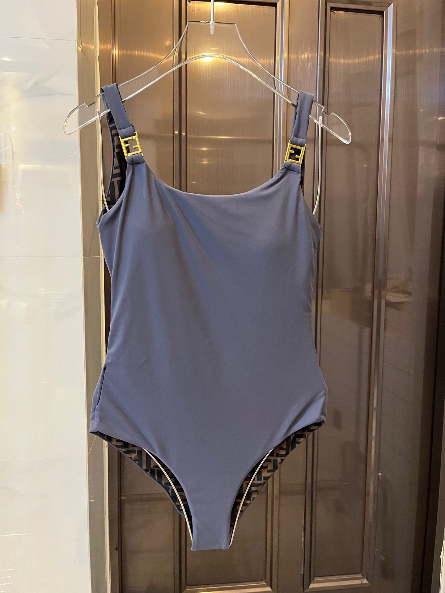 NO:302674,FD Fendi one-piece swimsuit double-sided swimsuit fabric is suitable for swimsuits in various scenarios♀Seaside, swimming pool, hot spring, water park, rafting can be worn inside, one-piece design covers the flesh and looks tall, and the abdomen is a little fleshy, and it does not affect our beauty. The back design reveals the beautiful back. The fabric is breathable and comfortable. The quick-drying elastic swimsuit is easier to clean. S M L X L swimsuits, swimsuits, bikinis19860909FD芬迪连体泳衣 双面泳衣面料适合多种场景的游泳衣♀海边 游泳池 温泉 水上乐园 漂流都可以内搭也完全可以 连体设计遮肉显高挑 腹部有点肉肉也不影响咱美美的 背面设计大露美背 面料透气舒适.速干弹性的游泳衣更加帖肤易清洗.s M L X L泳衣泳裤比基尼,泳衣，泳裤，比基尼,fendi,swimsuits,bikinis,accessory