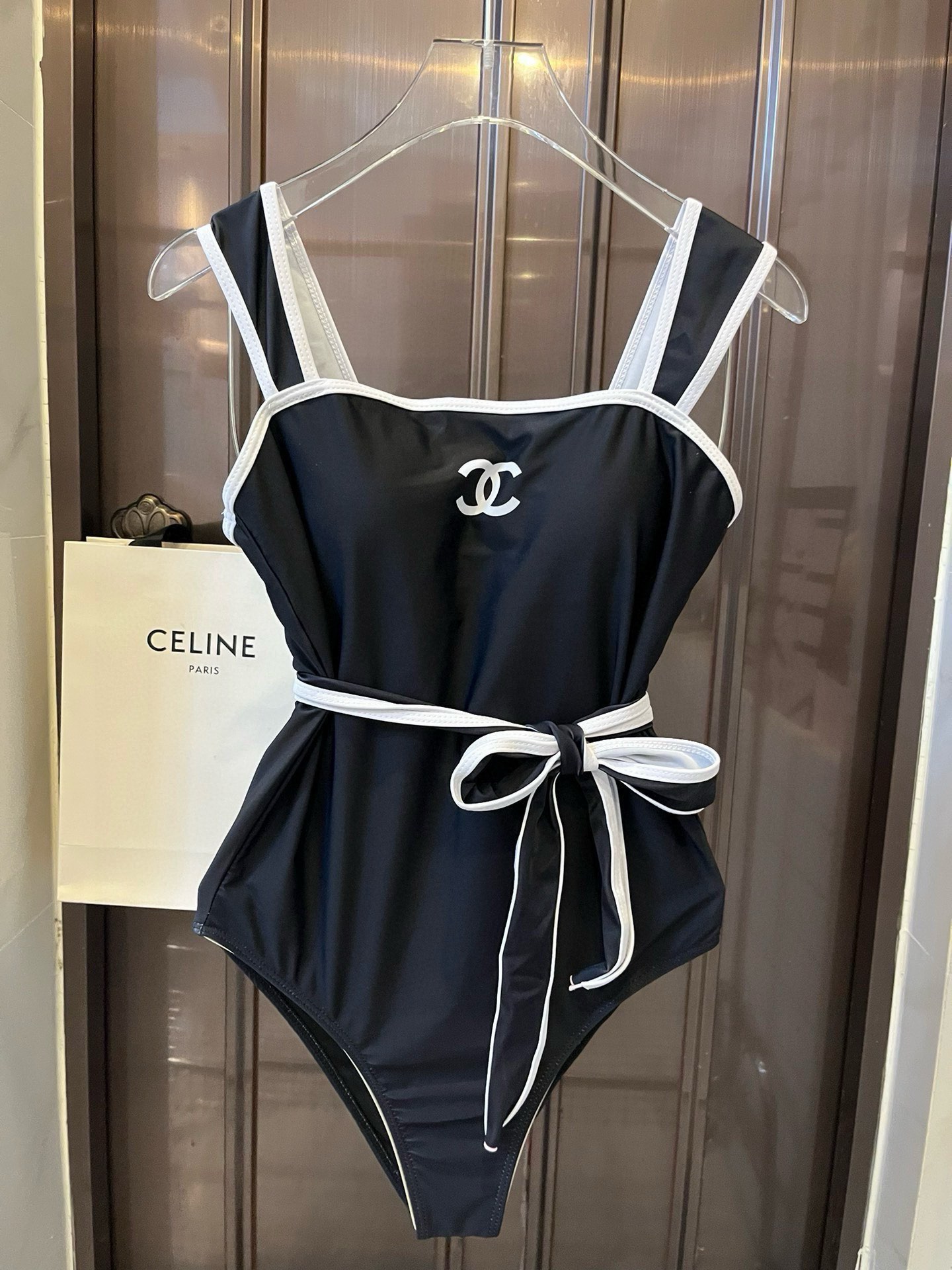 NO:302686,Chanel Chanel's new one-piece swimsuit suitable for a variety of scenes. Swimming suits at the beach, swimming pool, hot spring, water park. You can rafting inside. The one-piece design covers the flesh and looks tall. The belly is a little fleshy and does not affect our beautiful beauty. The back design reveals the beautiful back. The fabric is breathable and comfortable. Quick-drying elastic swimsuits are easier to skin. SM L XL swimsuits, swimsuits, bikinis19860909Chanel 香奈儿新款连体泳衣 适合多种场景的游泳衣♀海边 游泳池 温泉 水上乐园 漂流都可以内搭也完全可以 连体设计遮肉显高挑 腹部有点肉肉也不影响咱美美的 背面设计大露美背 面料透气舒适.速干弹性的游泳衣更加帖肤易 SM L XL泳衣泳裤比基尼,泳衣，泳裤，比基尼,chanel,chanel,swimsuits,bikinis,accessory