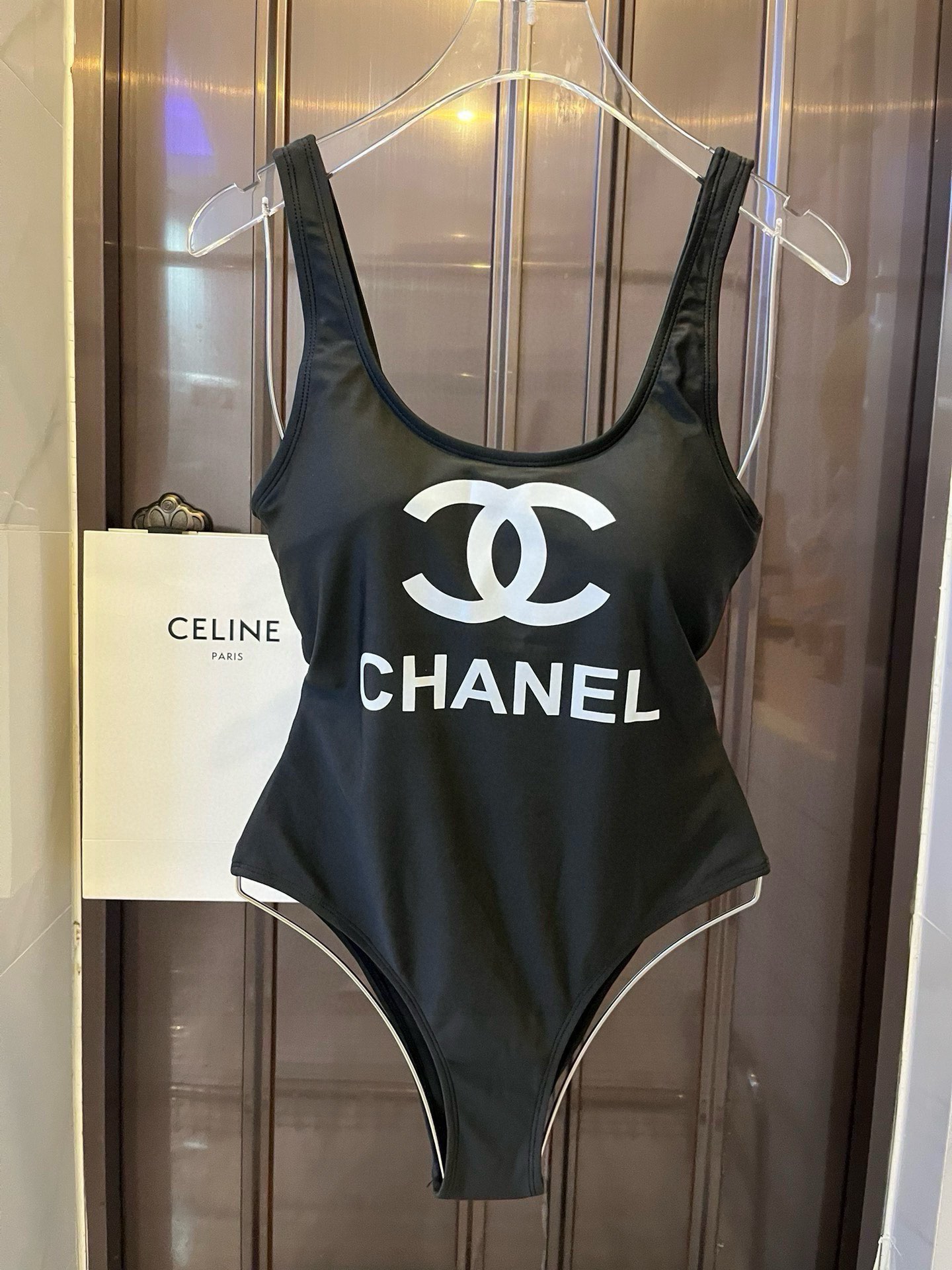 NO:302689,Chanel Chanel one-piece swimsuit suitable for a variety of scenes. Swimming suits at the beach, swimming pool, hot spring, water park. You can rafting inside. One-piece design covers the flesh and looks tall. The belly is a little fleshy. It doesn’t affect our beauty. The back design reveals the beautiful back. The fabric is breathable and comfortable. The quick-drying elastic swimsuit is easier to clean. S M L XL swimsuits, swimsuits, bikinis.19860909Chanel 香奈儿连体泳衣 适合多种场景的游泳衣♀海边 游泳池 温泉 水上乐园 漂流都可以内搭也完全可以 连体设计遮肉显高挑 腹部有点肉肉也不影响咱美美的 背面设计大露美背 面料透气舒适.速干弹性的游泳衣更加帖肤易清洗 码数S M L XL泳衣泳裤比基尼,泳衣，泳裤，比基尼,chanel,chanel,swimsuits,bikinis,accessory