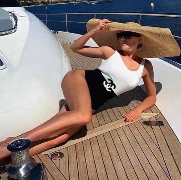 NO:302695,Chanel Chanel one-piece swimsuit suitable for a variety of scenes ♀Seaside, swimming pool, hot spring, water park, rafting can be worn inside or completely. The one-piece design covers the flesh and looks tall. The abdomen is a little fleshy and does not affect our beauty. The back design reveals the beautiful back. The fabric is breathable and comfortable. The quick-drying elastic swimsuit is easier to clean. Swimming suits are more easy to clean. Swimming suits, swimsuits, bikinis, chanel, chanel, swimsuits, bikinis19860909Chanel 香奈儿连体泳衣 适合多种场景的游泳衣♀海边 游泳池 温泉 水上乐园 漂流都可以内搭也完全可以 连体设计遮肉显高挑 腹部有点肉肉也不影响咱美美的 背面设计大露美背 面料透气舒适.速干弹性的游泳衣更加帖肤易清洗泳衣泳裤比基尼,泳衣，泳裤，比基尼,chanel,chanel,swimsuits,bikinis,accessory