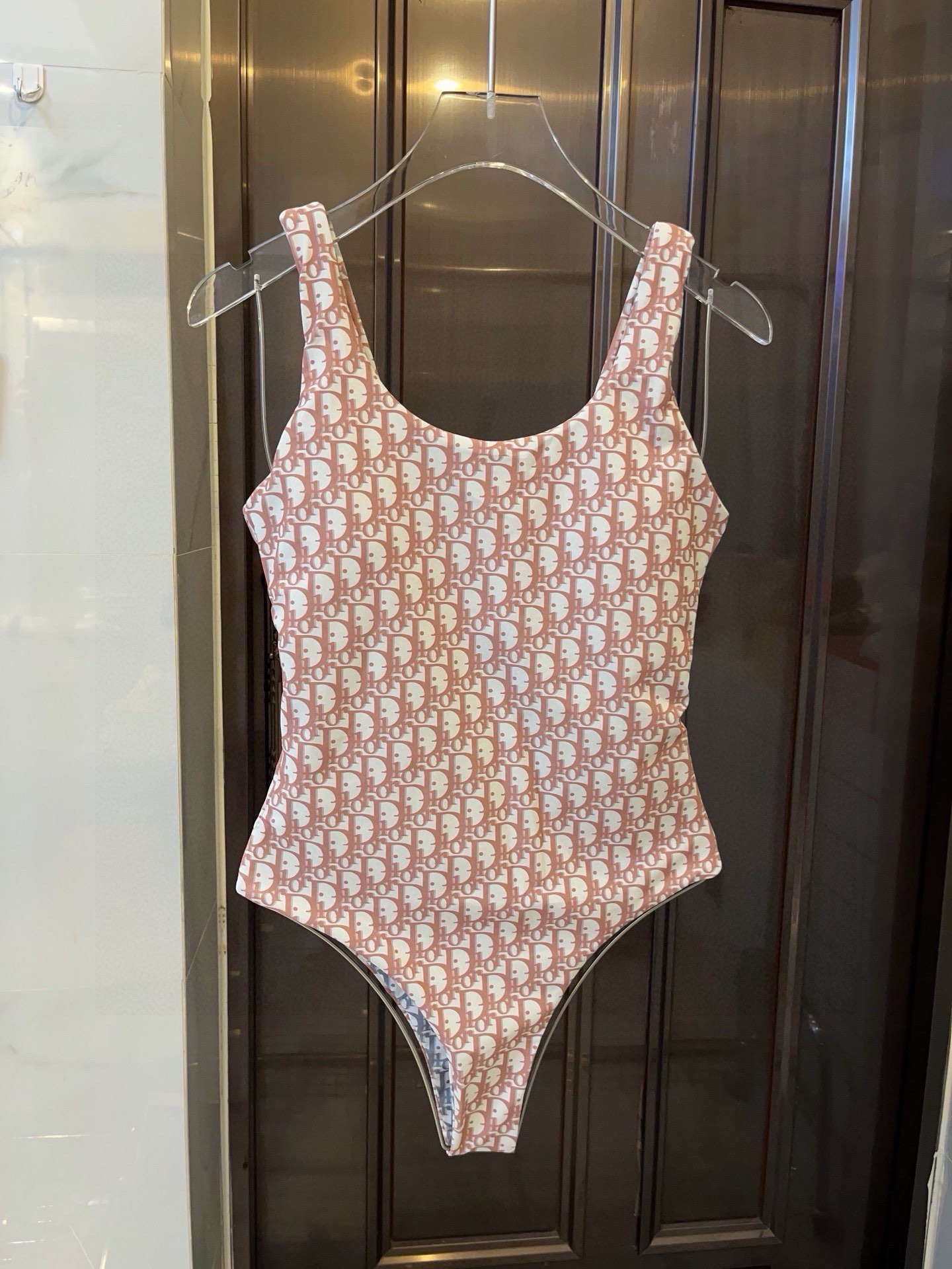 NO:302707,Dior is a one-piece double-sided wearable, with a careful design, which makes your waist slim and your legs look longer!  Very nice You can usually wear jeans and shorts as a onesie!  S M L XL. Swimsuits, Swimsuits, Bikinis, Dior, Dior, Shorts, Jeans, Swimsuits, Bikinis19860909Dior 迪奥连体双面可穿,小心机设计,收腰显瘦显腿长！超nice 平时可以配牛仔裤、短裤当连体衣穿！ S M L XL.泳衣泳裤比基尼,泳衣，泳裤，比基尼,dior,dior,shorts,jeans,swimsuits,bikinis,accessory