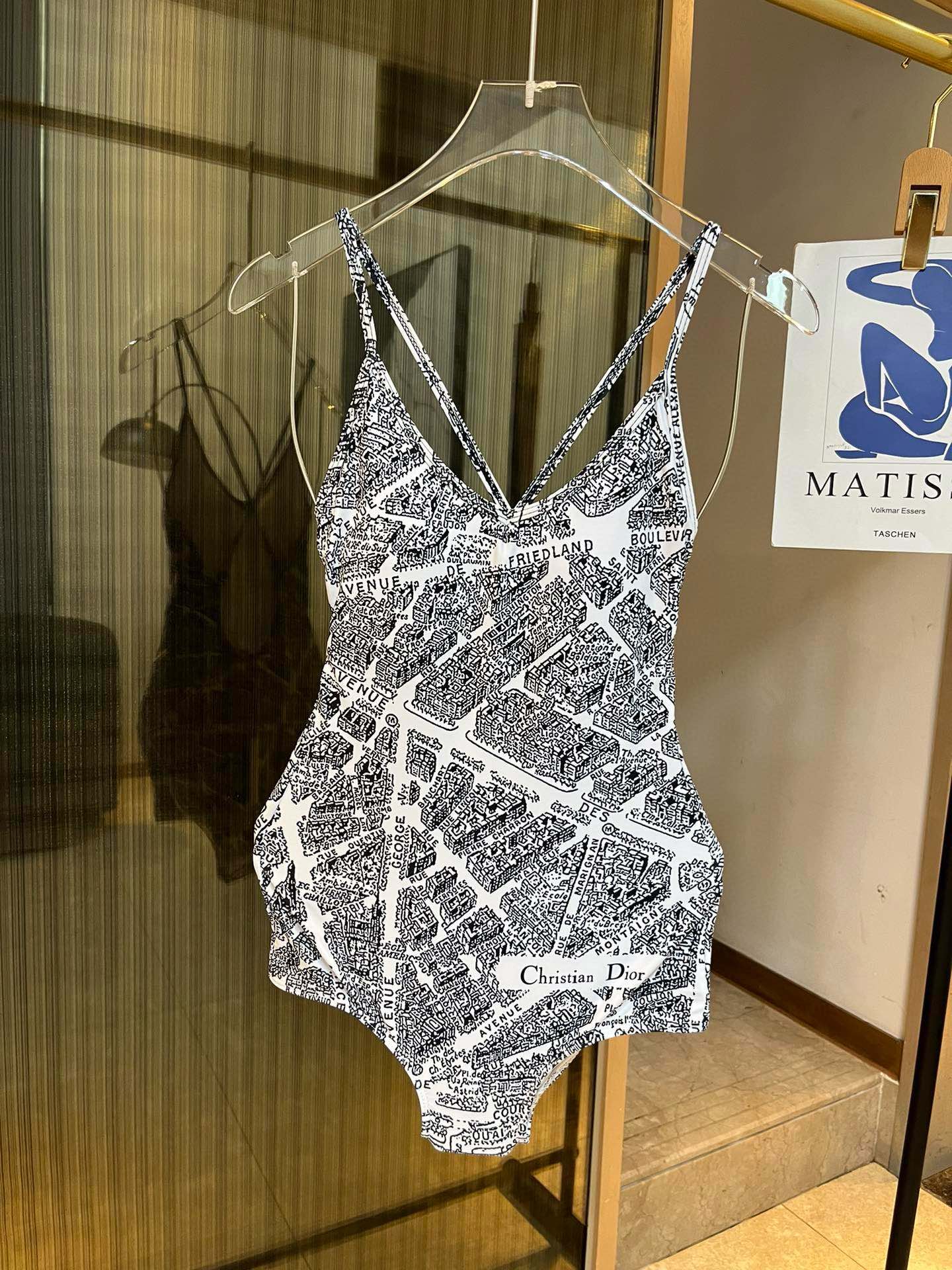 NO:302715,Dior's new one-piece swimsuit suitable for a variety of scenes. Swimming suits at the beach, swimming pool, hot spring, water park, rafting can be worn inside. The one-piece design covers the flesh and looks tall. The abdomen is a little fleshy and does not affect our beauty. The back design reveals the beautiful back. The fabric is breathable and comfortable. The quick-drying elastic swimsuit is easier to clean. S M L swimsuits, swimsuits, bikinis, dior, dior, swimsuits, bikinis19860909Dior迪奥新款连体泳衣 适合多种场景的游泳衣♀海边 游泳池 温泉 水上乐园 漂流都可以内搭也完全可以 连体设计遮肉显高挑 腹部有点肉肉也不影响咱美美的 背面设计大露美背 面料透气舒适.速干弹性的游泳衣更加帖肤易清洗 码数S M L泳衣泳裤比基尼,泳衣，泳裤，比基尼,dior,dior,swimsuits,bikinis,accessory