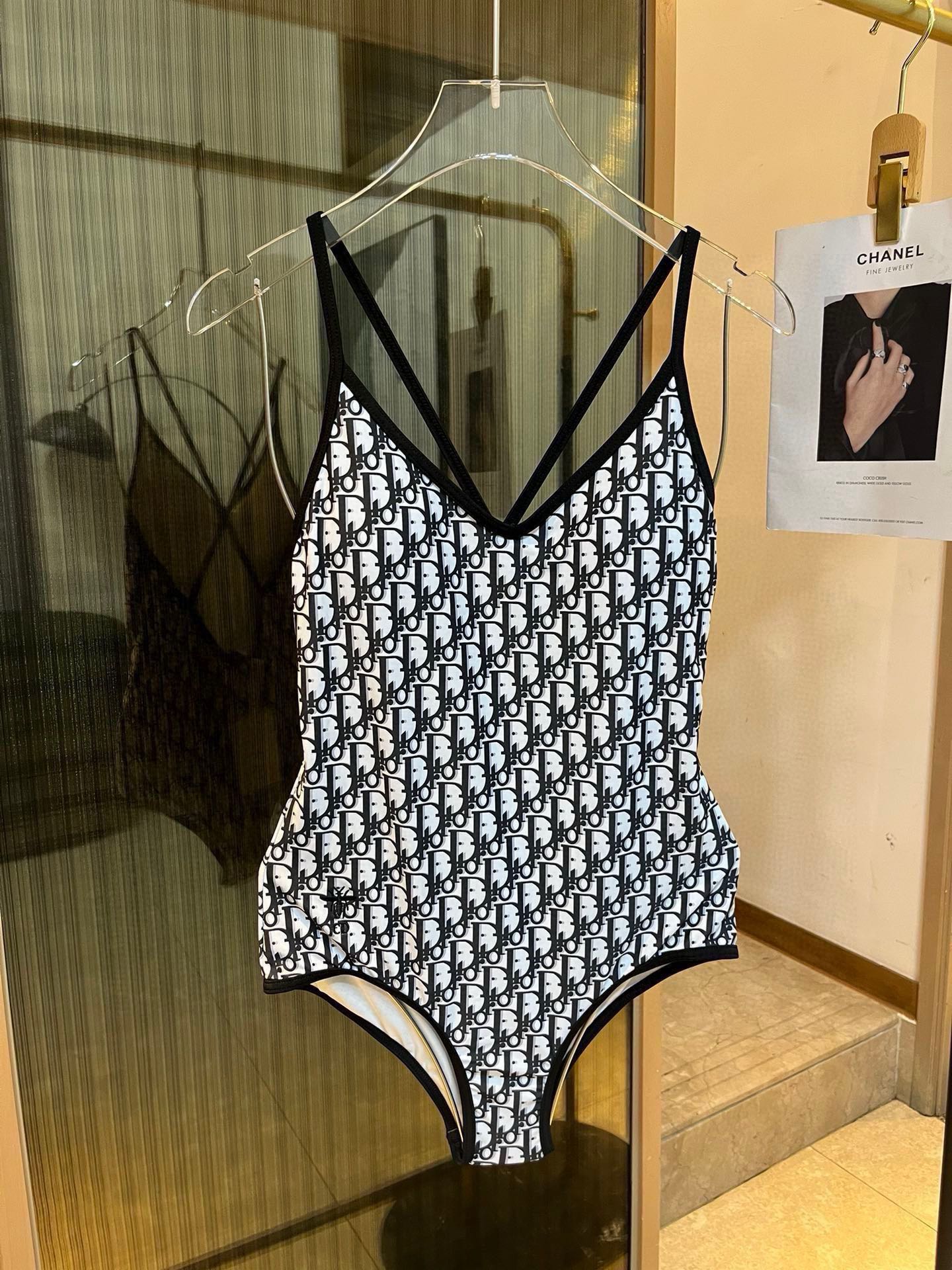 NO:302704,Dior long-sleeved one-piece sun protection swimsuit, waist slimming and legs longer!  Very nice You can usually wear jeans and shorts as a onesie!  S M L XL. Swimsuits, Swimsuits, Bikinis, Dior, Dior, Shorts, Jeans, Swimsuits, Bikinis19860909Dior 迪奥长袖连体防晒泳衣,收腰显瘦显腿长！超nice 平时可以配牛仔裤、短裤当连体衣穿！ S M L XL.泳衣泳裤比基尼,泳衣，泳裤，比基尼,dior,dior,shorts,jeans,swimsuits,bikinis,accessory