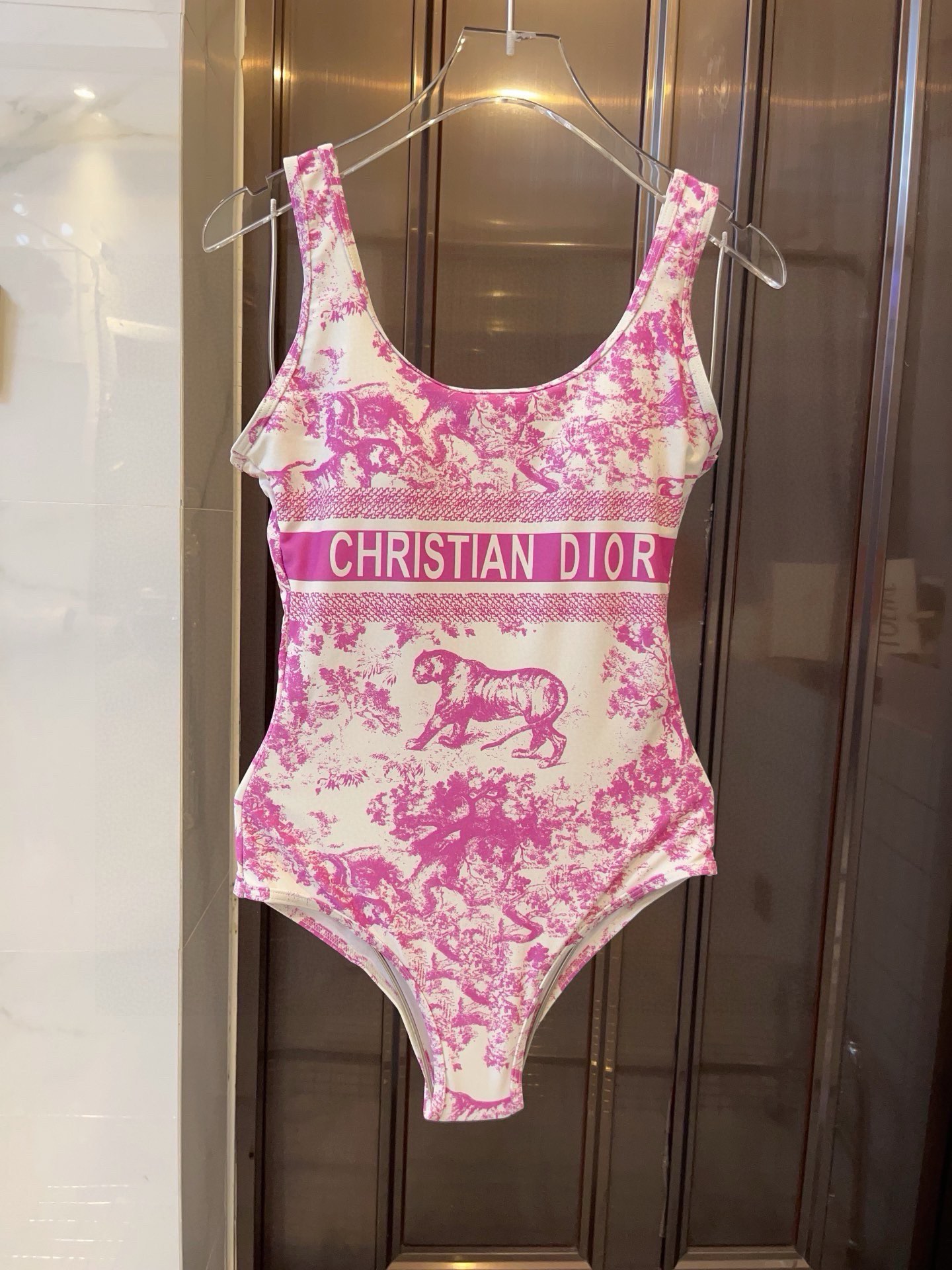 NO:302508,Dior's new one-piece swimsuit suitable for a variety of scenes. Swimming suits at the beach, swimming pool, hot spring, water park, rafting can be worn inside. The one-piece design covers the flesh and looks tall. The abdomen is a little fleshy and does not affect our beauty. The back design reveals the beautiful back. The fabric is breathable and comfortable. The quick-drying elastic swimsuit is easier to clean. S M L swimsuits, swimsuits, bikinis, dior, dior, swimsuits, bikinis19860909Dior迪奥新款连体泳衣 适合多种场景的游泳衣♀海边 游泳池 温泉 水上乐园 漂流都可以内搭也完全可以 连体设计遮肉显高挑 腹部有点肉肉也不影响咱美美的 背面设计大露美背 面料透气舒适.速干弹性的游泳衣更加帖肤易清洗 码数S M L泳衣泳裤比基尼,泳衣，泳裤，比基尼,dior,dior,swimsuits,bikinis,accessory