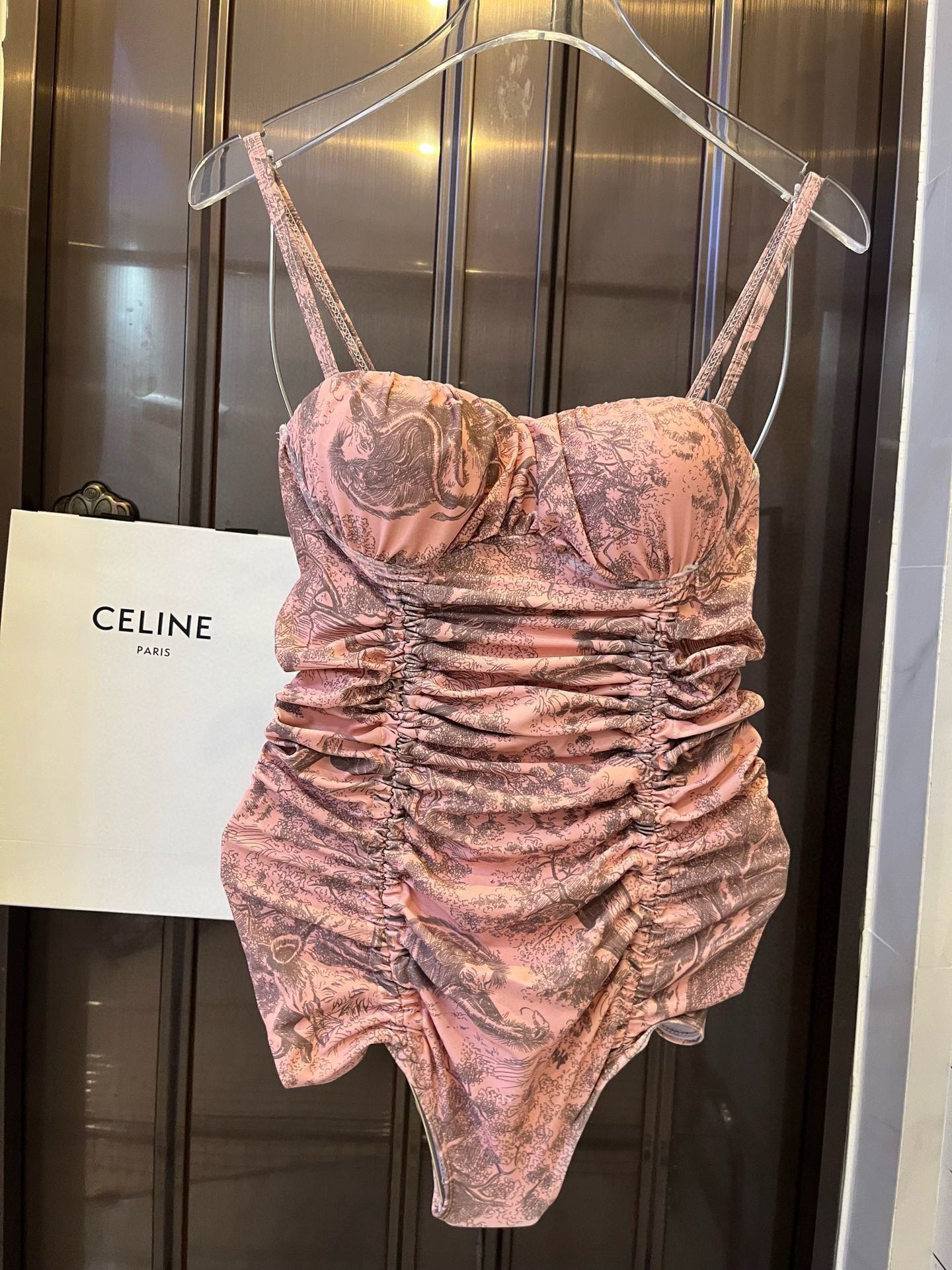 NO:302510,Dior new one-piece swimsuit, official pleated swimsuit, suitable for various scenes, swimsuits ♀ Beach, swimming pool, hot spring, water park, rafting can be worn inside, one-piece design covers the flesh and looks tall, and the abdomen is a little fleshy, and it doesn't affect our beauty. The back design reveals the beautiful back, and the fabric is breathable and comfortable. Quick-drying elastic swimsuits are more easy to clean. S M L XL swimsuits, swimsuits, bikinis19860909Dior迪奥新款连体泳衣 官方褶皱款泳衣,适合多种场景的游泳衣♀海边 游泳池 温泉 水上乐园 漂流都可以内搭也完全可以 连体设计遮肉显高挑 腹部有点肉肉也不影响咱美美的 背面设计大露美背 面料透气舒适.速干弹性的游泳衣更加帖肤易清洗 码数S M L XL泳衣泳裤比基尼,泳衣，泳裤，比基尼,dior,dior,swimsuits,bikinis,accessory