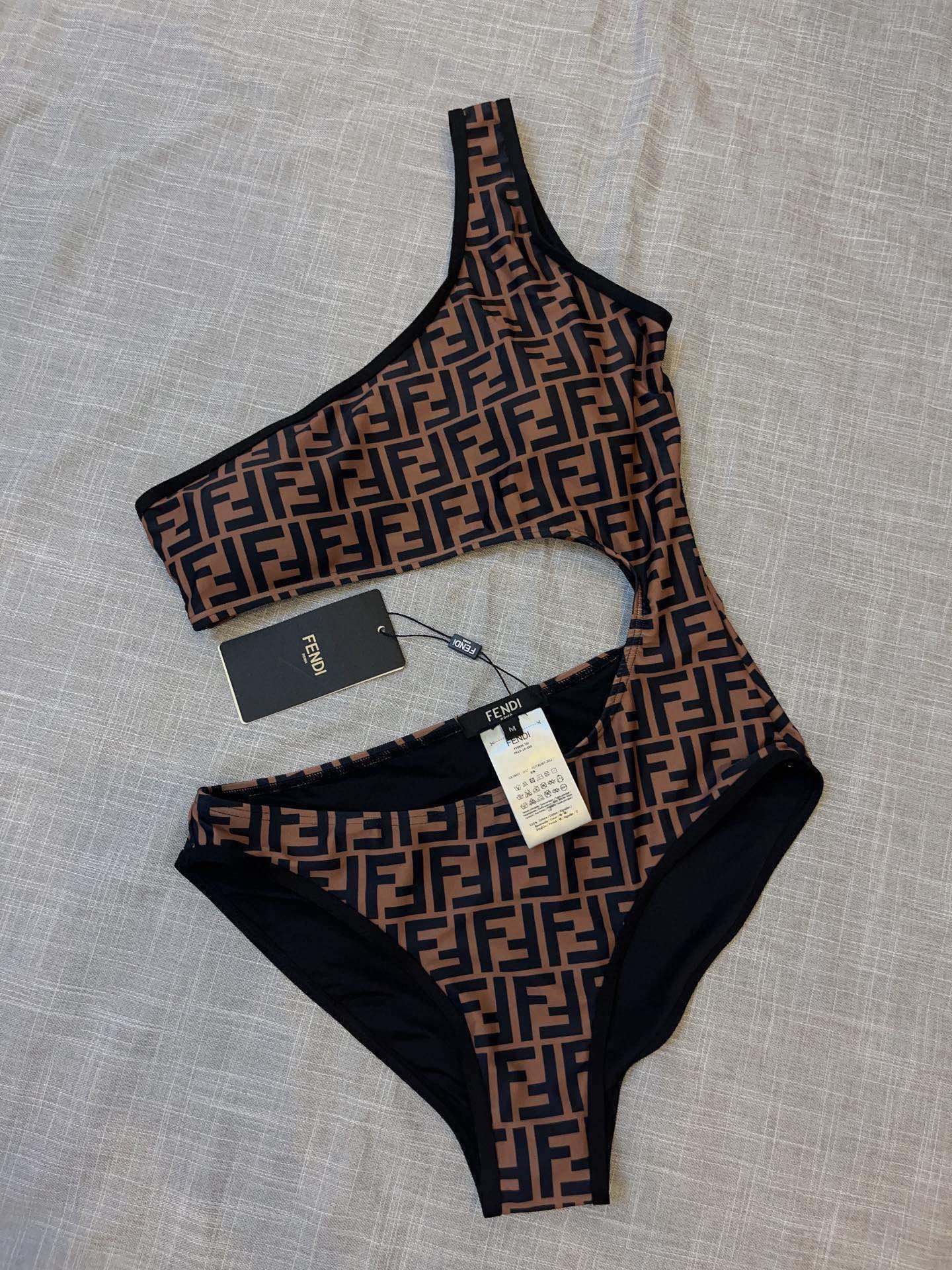 NO:302493,FD Fendi long-sleeved one-piece sun protection swimsuit, waist slimming and legs longer!  Very nice You can usually wear jeans and shorts as a onesie!  S M L swimsuit swimsuit bikini, swimsuit, swimming trunk, bikini, fendi, shorts, jeans, swimsuits, bikinis19860909FD芬迪长袖连体防晒泳衣,收腰显瘦显腿长！超nice 平时可以配牛仔裤、短裤当连体衣穿！S M L泳衣泳裤比基尼,泳衣，泳裤，比基尼,fendi,shorts,jeans,swimsuits,bikinis,accessory