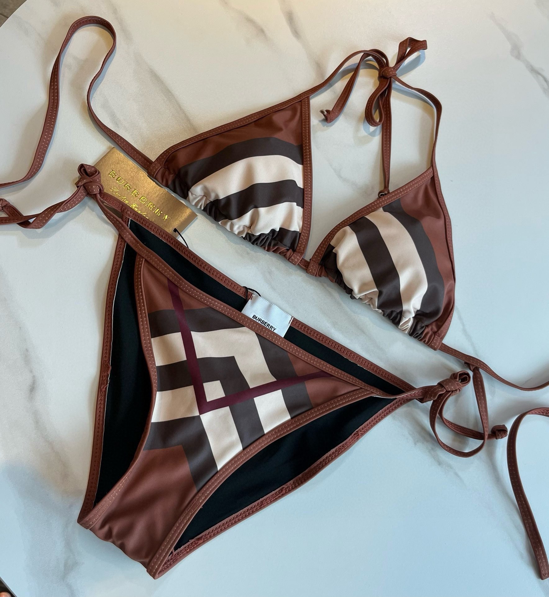 NO:302497,byrberry Burberry Bikini is super good!  It is released simultaneously in major counters, and it naturally presents a sense of fashion!  Very age-reducing and youthful. S M L swimsuits, swimming trunks, bikini, swimsuits, swimming trunks, bikinis19860909byrberry巴宝莉比基尼 上身超级棒！同步各大专柜发售,自然而然呈现时尚感！十分减龄,具有年轻活力. 码数S M L泳衣泳裤比基尼,泳衣，泳裤，比基尼,burberry,swimsuits,bikinis,accessory