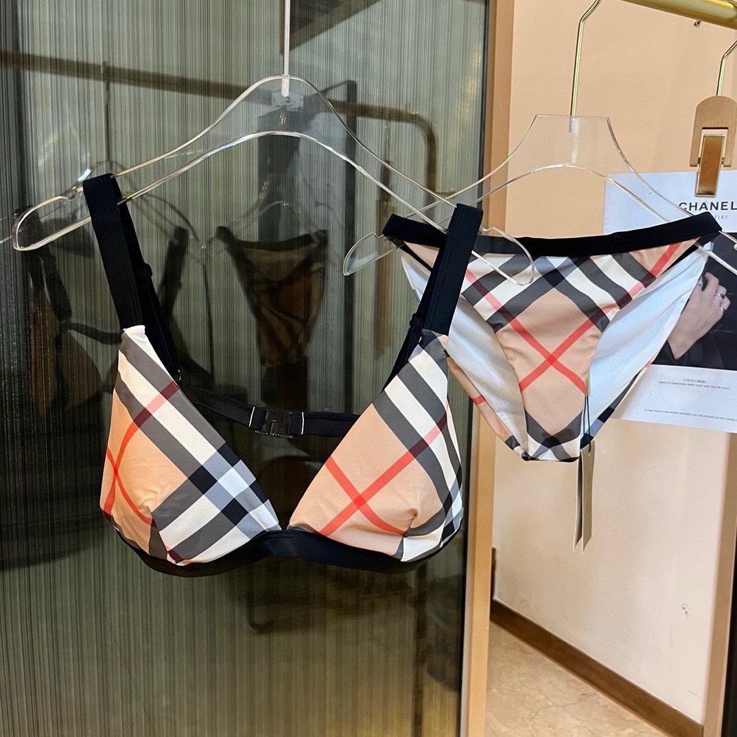 NO:302505,Burberry Burberry plaid bikini suitable for swimsuits in many scenarios♀Seaside, swimming pool, hot spring, water park, rafting can be worn inside and outside, and the fabric is breathable and comfortable. Quick-drying elastic swimsuits are easier to clean. S M L swimsuits, swimsuits, swimsuits, bikinis, burberry, burberry, swimsuits, bikinis19860909巴宝莉Burberry格子比基尼适合多种场景的游泳衣♀海边 游泳池 温泉 水上乐园 漂流都可以内搭外穿也完全可以 面料透气舒适.速干弹性的游泳衣更加帖肤易清洗.S M L泳衣泳裤比基尼,泳衣，泳裤，比基尼,burberry,burberry,swimsuits,bikinis,accessory