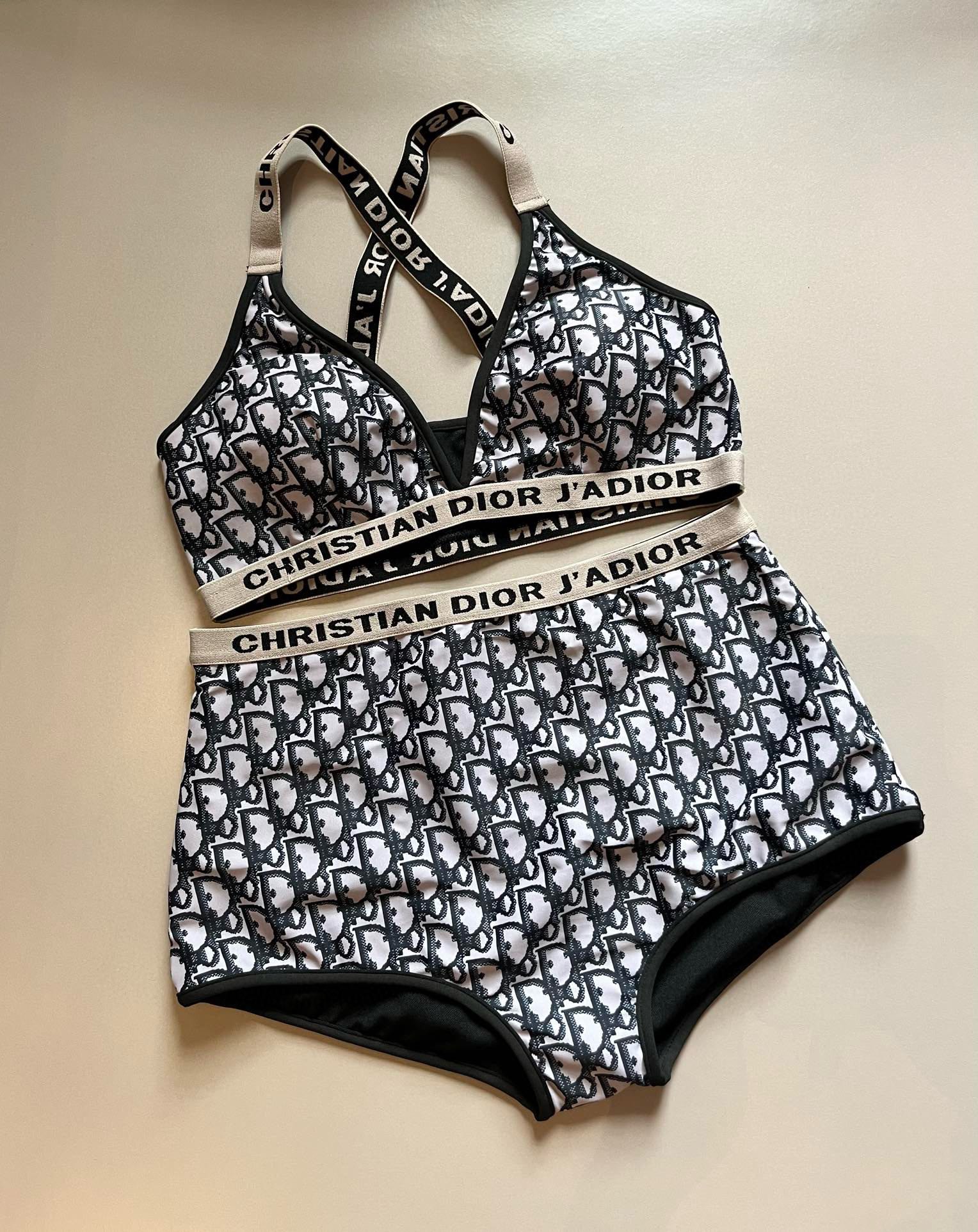 NO:302528,Dior Zoo series split swimsuits, with vivid and clear prints, which can lengthen the leg proportions!  This print is very comfortable to match the skin tone!  Elegant and pleasing.SML XL swimsuits, swimsuits, swimsuits, bikinis, dior, swimsuits, bikinis19860909dior 动物园系列分体泳衣,印花生动清晰,可以拉长腿部比例！这个印花很衬肤色上身超级舒服！雅致又耐看.SML XL泳衣泳裤比基尼,泳衣，泳裤，比基尼,dior,swimsuits,bikinis,accessory