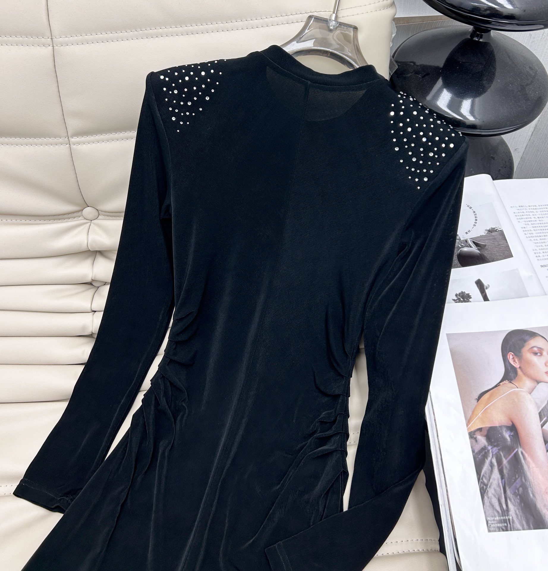 25年——新款圆领烫钻连衣裙👗，进口定制面料有弹力，软糯细腻的手感超赞 圆领垫肩➕重工烫钻设计，精致漂亮