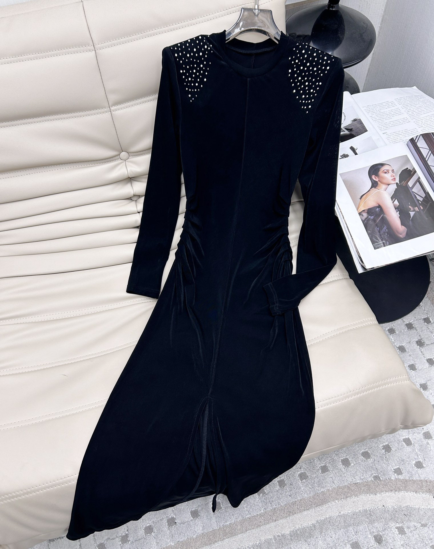 25年——新款圆领烫钻连衣裙👗，进口定制面料有弹力，软糯细腻的手感超赞 圆领垫肩➕重工烫钻设计，精致漂亮