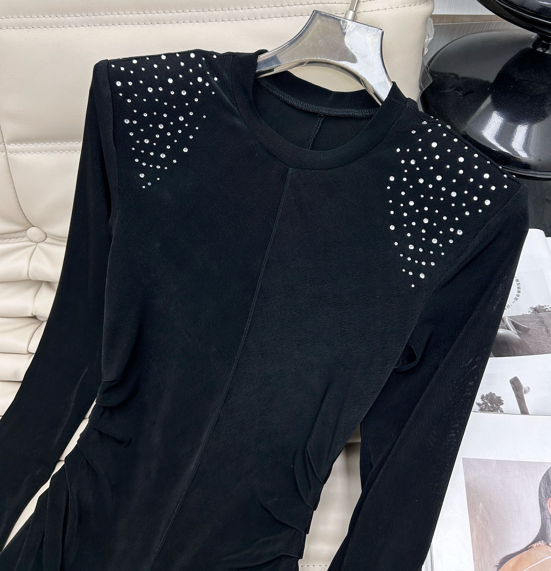 25年——新款圆领烫钻连衣裙👗，进口定制面料有弹力，软糯细腻的手感超赞 圆领垫肩➕重工烫钻设计，精致漂亮