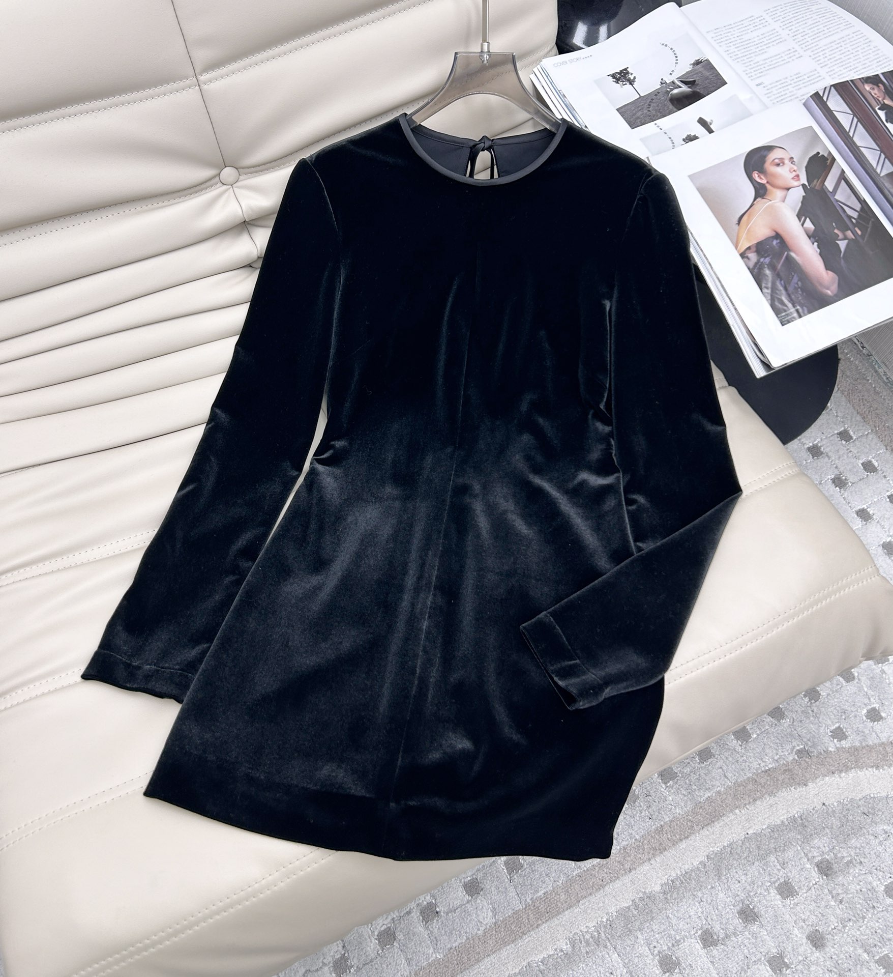 NO:317246,——25-year new retro design velvet back hollow bow dress, high-quality velvet soft fabric, heavy-industrial woven, delicate texture visible quality, back heavy-industrial laces hollow, soft and glutinous, comfortable and unrestrained, outstanding details, well-proportioned and neat, comfortable and not easy to deform SML.,, skirts, alexander wang19860909——25年新款复古设计感丝绒后背镂空蝴蝶结连衣裙,高品质丝绒柔软面料 重工织造 细腻质感看得见的品质 后背重工绑带镂空,手感软糯 舒适无拘束 细节质感突出 走线匀称整齐 舒适不易变形 SML.,,skirts,alexander wang,Women's clothing