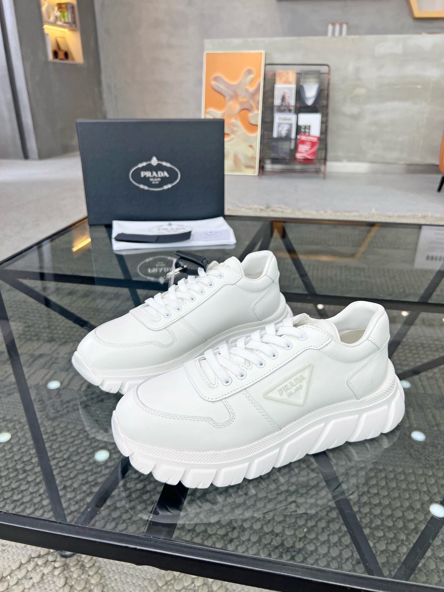 NO:220981,Brand P R A D A Color Original Color Pair Number 39-44 Customized 38.45 Price Material Prada New Product Original Single-Custom Low-top Casual Sports Shoes!  The upper is made of original soft cowhide with Prada logo cowhide inner lining. The original molded outsole of cowhide is made of high quality, worth owning. Prada, prada, sneakers, cowhide19860909品牌P R A D A 颜色原版配色 码数39-44定做38.45 价格 材质普拉达新品原单货低帮休闲运动鞋！鞋面采用原版柔软牛皮搭配普拉达标识牛皮内里 牛皮垫脚原版开模大底、高品质值得拥有,普拉达,prada,sneakers,cowhide,Men's shoes
