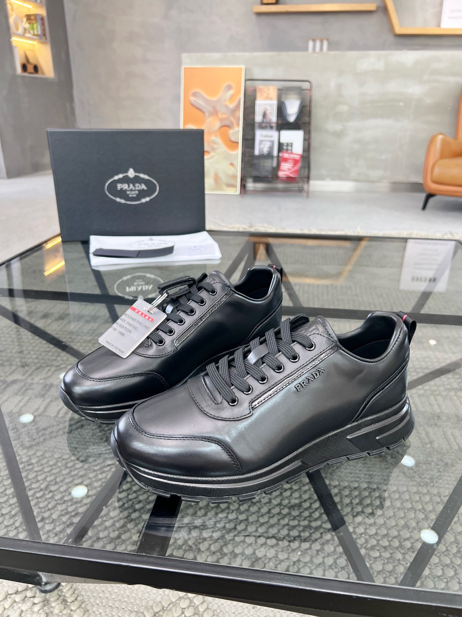 NO:220993,Brand P R A D A Color Original Color Pair Number 39-44 Customized 38.45 Price Material Prada New Product Original Single-Custom Low-top Casual Sports Shoes!  The upper is made of original soft cowhide with Prada logo cowhide inner lining. The original molded outsole of cowhide is made of high quality, worth owning. Prada, prada, sneakers, cowhide19860909品牌P R A D A 颜色原版配色 码数39-44定做38.45 价格 材质普拉达新品原单货低帮休闲运动鞋！鞋面采用原版柔软牛皮搭配普拉达标识牛皮内里 牛皮垫脚原版开模大底、高品质值得拥有,普拉达,prada,sneakers,cowhide,Men's shoes