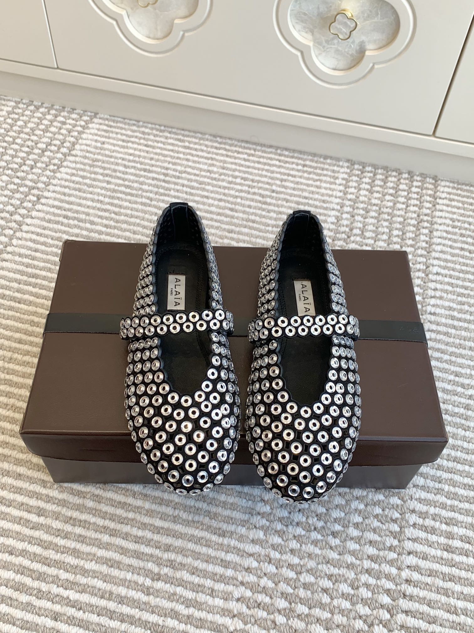 NO:164718,Purchase grade Full Diamond Alaiains hot and fashionable must-have classic flat ballet shoes A popular ballet shoes made by Zhang Xiaohui, romantic, charming, comfortable and versatile original custom cowhide/mesh hollow/lambskin hot diamond/leopard print horse hair Sheepskin inner lining, original molded rubber non-slip sole Size 35-39 (40/41 custom made without return or exchange), ballet shoes, alaia, cowhide, sheepskin19860909代购级 满钻 Alaiains爆款时髦精必备经典平底芭蕾舞鞋 被章小蕙带火的人气超高的一款芭蕾舞鞋,浪漫又迷人舒适百搭 原版订制牛皮/网纱镂空/小羊皮烫钻/豹纹马毛 羊皮内里,原版开模橡胶防滑大底 码数35-39（40/41订做不退换）,芭蕾舞鞋,alaia,cowhide,sheepskin,Women's Shoes