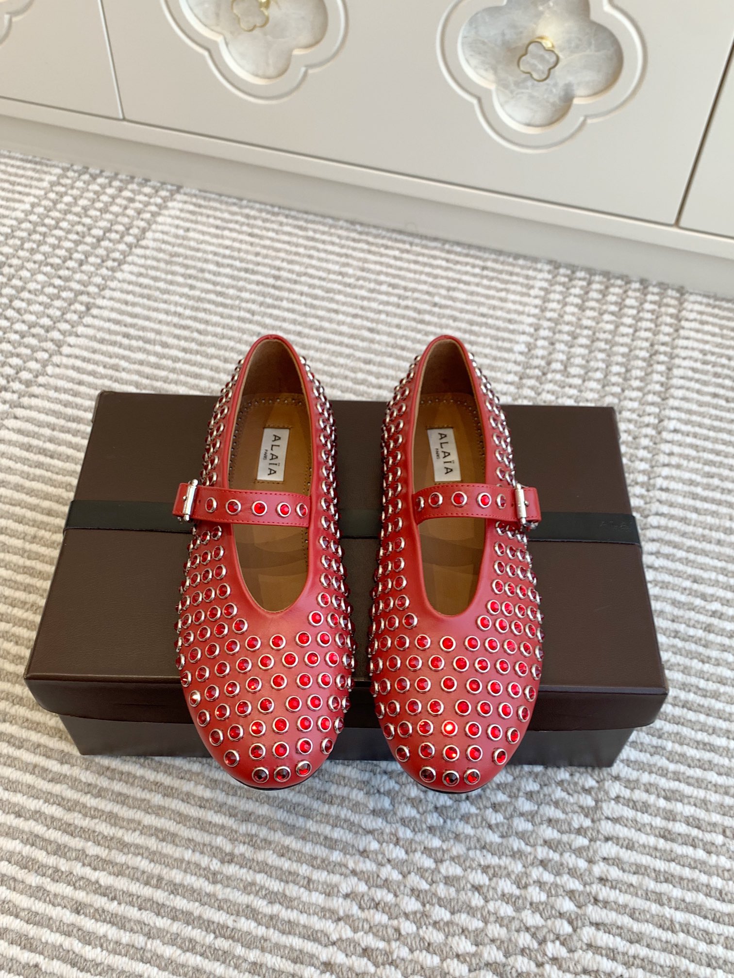 NO:164724,Purchase grade Full Diamond Alaiains hot and fashionable must-have classic flat ballet shoes A popular ballet shoes made by Zhang Xiaohui, romantic, charming, comfortable and versatile original custom cowhide/mesh hollow/lambskin hot diamond/leopard print horse hair Sheepskin inner lining, original molded rubber non-slip sole Size 35-39 (40/41 custom made without return or exchange), ballet shoes, alaia, cowhide, sheepskin19860909代购级 满钻 Alaiains爆款时髦精必备经典平底芭蕾舞鞋 被章小蕙带火的人气超高的一款芭蕾舞鞋,浪漫又迷人舒适百搭 原版订制牛皮/网纱镂空/小羊皮烫钻/豹纹马毛 羊皮内里,原版开模橡胶防滑大底 码数35-39（40/41订做不退换）,芭蕾舞鞋,alaia,cowhide,sheepskin,Women's Shoes