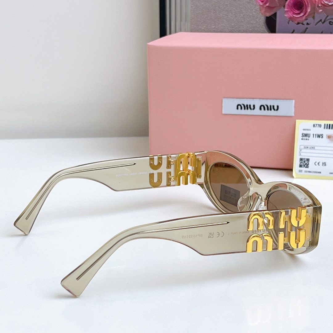  高版大logo 非市面通货‼️‼️
MIUMIU墨镜可盐可甜！！！太喜欢了！！
美女子们怎么可以没有一