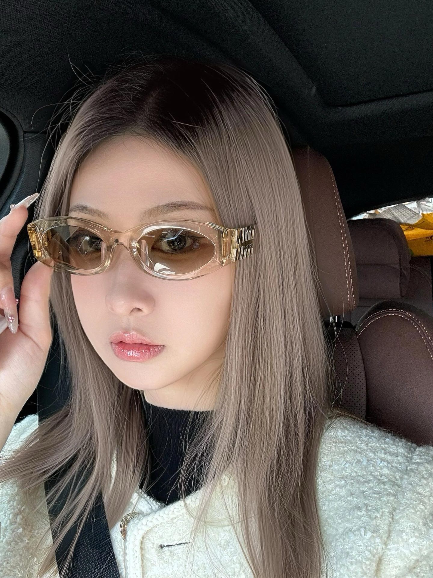  高版大logo 非市面通货‼️‼️
MIUMIU墨镜可盐可甜！！！太喜欢了！！
美女子们怎么可以没有一