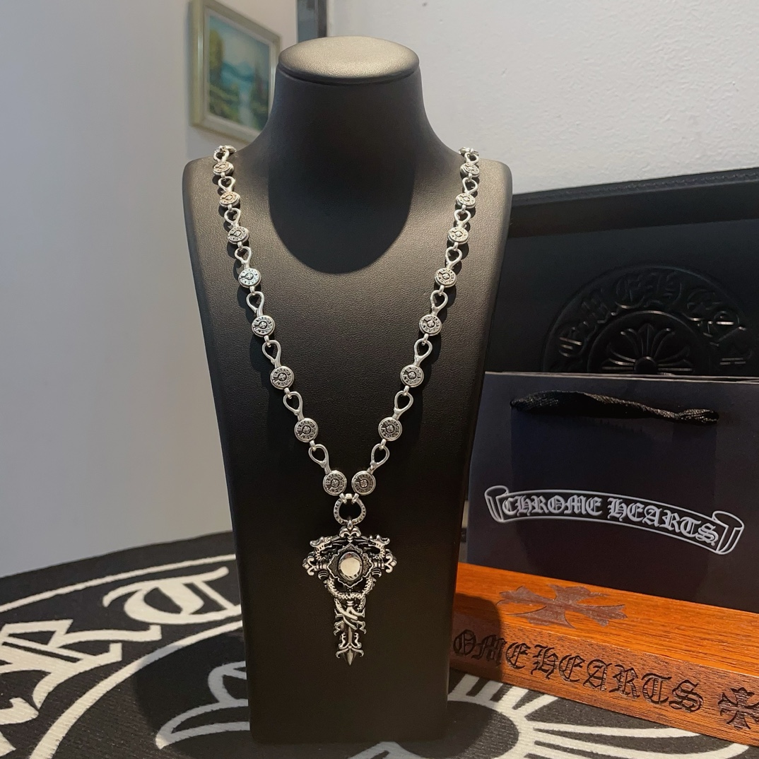 NO:104805,New [Counter Quality] Chrome Hearts Croxin classic retro horseshoe print necklace, dragon pendant, different pattern design styles with concave and convex shapes, presenting uniqueness, Cross Scout flowers are Croxin's ambition, so they last longer. Genuine version of Chrome Hearts Croxin, differentiated from the market, benchmarked on the quality of the version, looking at the details of the letter printing, retro old gray oxygen level. Seiko version!  !  !  Pure handmade ~ Authentic model opening must-have fashion and fashion, both men and women can wear it, same style for couples, original official website, rock punk style silver style, retro elements, trendy and versatile!  , jewelry boutique, chrome hearts, chrome hearts, necklace19860909新款【专柜品质】Chrome Hearts克罗心经典复古马蹄印项链 龙腾吊坠 凹凸造型不同的花纹设计风格 呈现出与众不同 十字架 童军花是克罗心的志 所以更经久不衰 正品打版Chrome Hearts克罗心 区别市场普通轻版 对版对标品质 看字印细节 复古做旧灰氧程度.精工版本！！！ 纯手工打造 ～正品开模潮流时尚必备 男女均可佩戴 情侣同款 官网原版 摇滚朋克泰银风格 复古元素 潮流百搭！,饰品精品,chrome hearts,chrome hearts,necklace,Jewelry