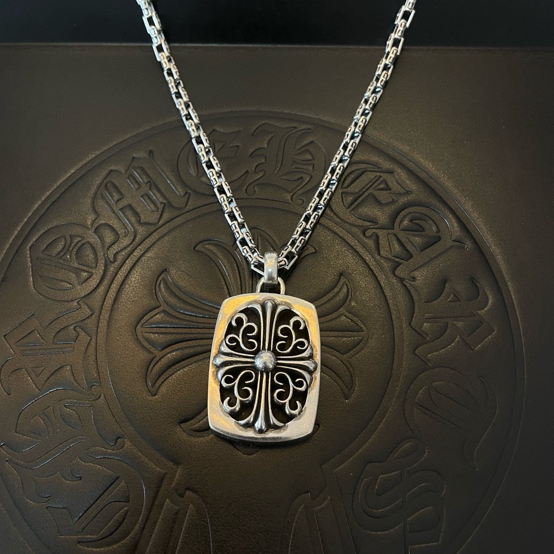 NO:104807,New [Counter Quality] Chrome Hearts Croxin Classic retro cross necklace Cross flower pendant Different pattern design styles present unique Cross Scout flowers are Croxin's ambitions, so they last longer. Genuine version Chrome Hearts Croxin necklaces are the ordinary light version of the market. The quality is benchmarked against the quality of the version. The details of the print are retro and old gray oxygen. Seiko version!  !  !  Pure handmade ~ Authentic model opening must-have fashion and fashion, both men and women can wear it, same style for couples, original official website, rock punk style silver style, retro elements, trendy and versatile!  , jewelry boutique, chrome hearts, chrome hearts, necklace19860909新款【专柜品质】Chrome Hearts克罗心 经典复古十字架项链 十字花吊坠 凹凸造型不同的花纹设计风格 呈现出与众不同 十字架 童军花是克罗心的志 所以更经久不衰 正品打版Chrome Hearts克罗心项链区别市场普通轻版 对版对标品质 看字印细节 复古做旧灰氧程度.精工版本！！！ 纯手工打造 ～正品开模潮流时尚必备 男女均可佩戴 情侣同款 官网原版 摇滚朋克泰银风格 复古元素 潮流百搭！,饰品精品,chrome hearts,chrome hearts,necklace,Jewelry