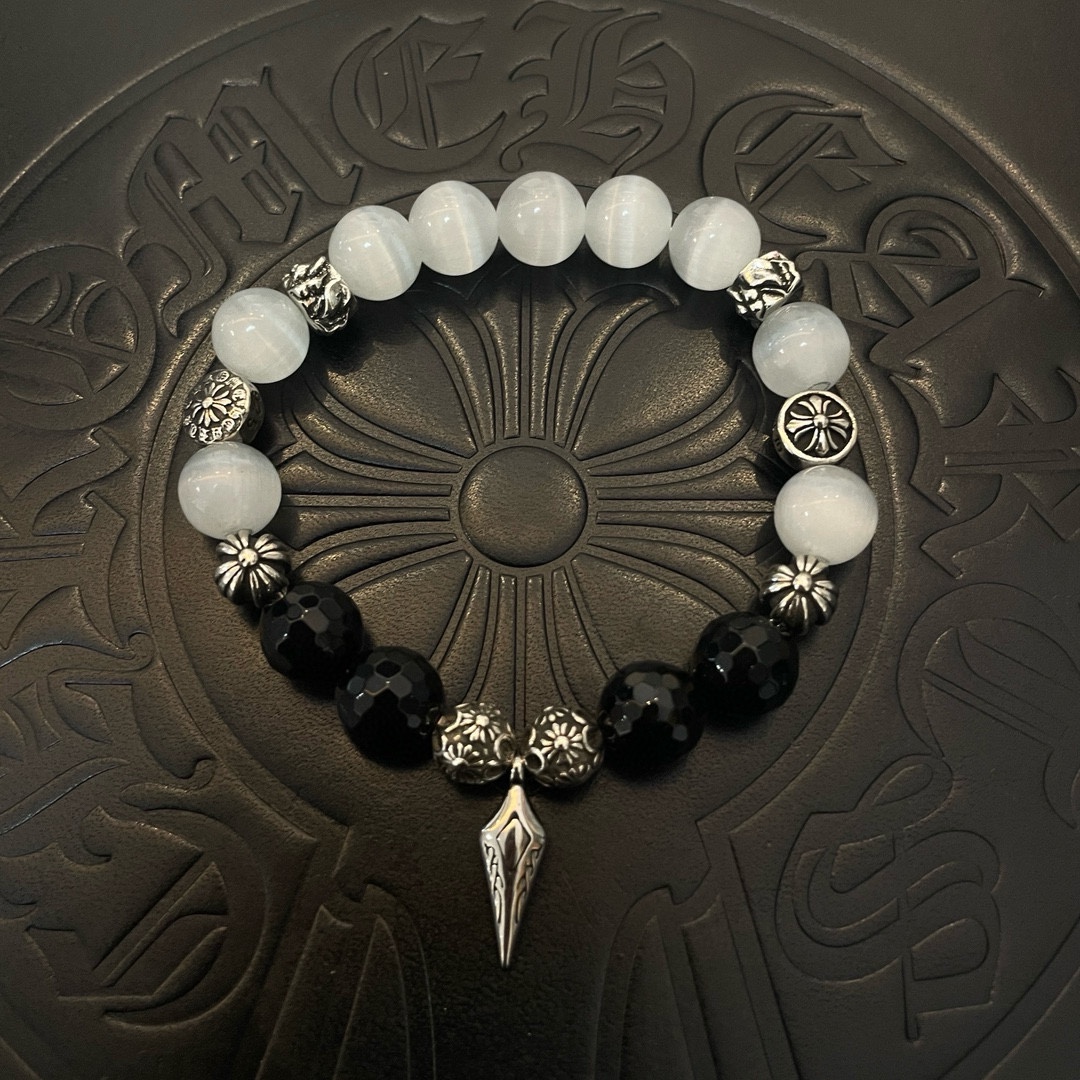 NO:104809,Batch New model [Counter Quality] Chrome Hearts Croxin Classic retro multi-element color-blocking bracelet bracelets, different pattern design styles with concave and convex shapes present uniqueness Cross Scout flowers are Croxin's ambitions, so they last longer. Genuine version Chrome Hearts Croxin Difference to the market ordinary light version, match the quality of the version, look at the details of the letter printing, the degree of retro old gray oxygen. Seiko version!  !  !  Pure handmade ~ Authentic model opening must-have fashion and fashion, both men and women can wear it, same style for couples, original official website, rock punk style silver style, retro elements, trendy and versatile!  , jewelry boutique, chrome hearts, chrome hearts, bracelet19860909批 新款【专柜品质】Chrome Hearts克罗心 经典复古多元素拼色手链手串,凹凸造型不同的花纹设计风格 呈现出与众不同 十字架 童军花是克罗心的志 所以更经久不衰 正品打版Chrome Hearts克罗心 区别市场普通轻版 对版对标品质 看字印细节 复古做旧灰氧程度.精工版本！！！ 纯手工打造 ～正品开模潮流时尚必备 男女均可佩戴 情侣同款 官网原版 摇滚朋克泰银风格 复古元素 潮流百搭！,饰品精品,chrome hearts,chrome hearts,bracelet,Jewelry