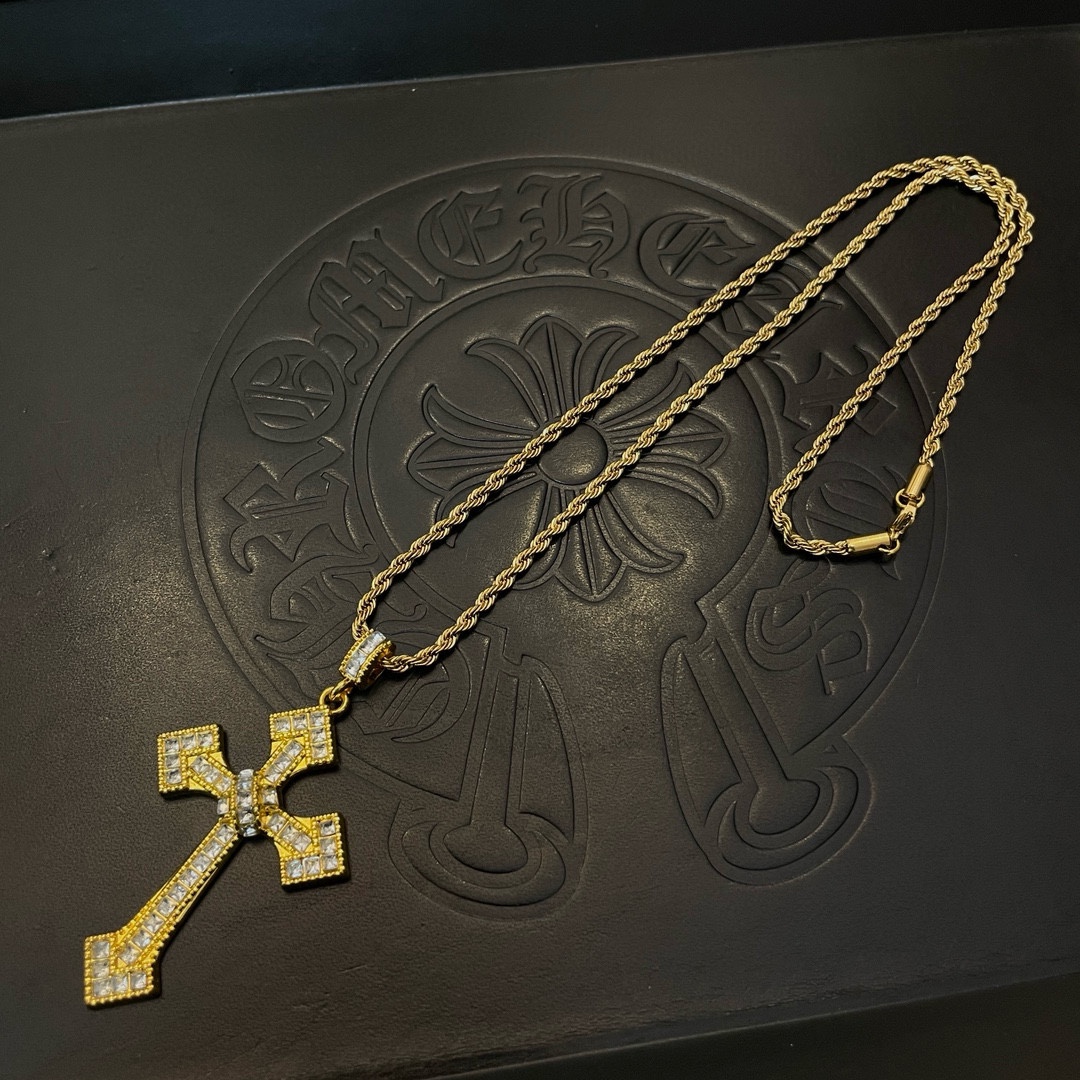 NO:104816,New [Counter Quality] Chrome Hearts Croxin classic gold necklace, full-diamond cross pendant, different pattern design styles with concave and concave shapes, presenting unique cross. Cross Scout flowers are Croxin's ambition, so they last longer. Genuine version of Chrome Hearts Croxin, different from the market, benchmarking the quality of the version, looking at the details of the letter printing, retro old gray oxygen level. Seiko version!  !  !  Pure handmade ~ Authentic model opening must-have fashion and fashion, both men and women can wear it, same style for couples, original official website, rock punk style silver style, retro elements, trendy and versatile!  , jewelry boutique, chrome hearts, chrome hearts, necklace, gold19860909新款【专柜品质】Chrome Hearts克罗心经典黄金色项链 满钻十字架吊坠,凹凸造型不同的花纹设计风格 呈现出与众不同 十字架 童军花是克罗心的志 所以更经久不衰 正品打版Chrome Hearts克罗心 区别市场普通轻版 对版对标品质 看字印细节 复古做旧灰氧程度.精工版本！！！ 纯手工打造 ～正品开模潮流时尚必备 男女均可佩戴 情侣同款 官网原版 摇滚朋克泰银风格 复古元素 潮流百搭！,饰品精品,chrome hearts,chrome hearts,necklace,gold,Jewelry