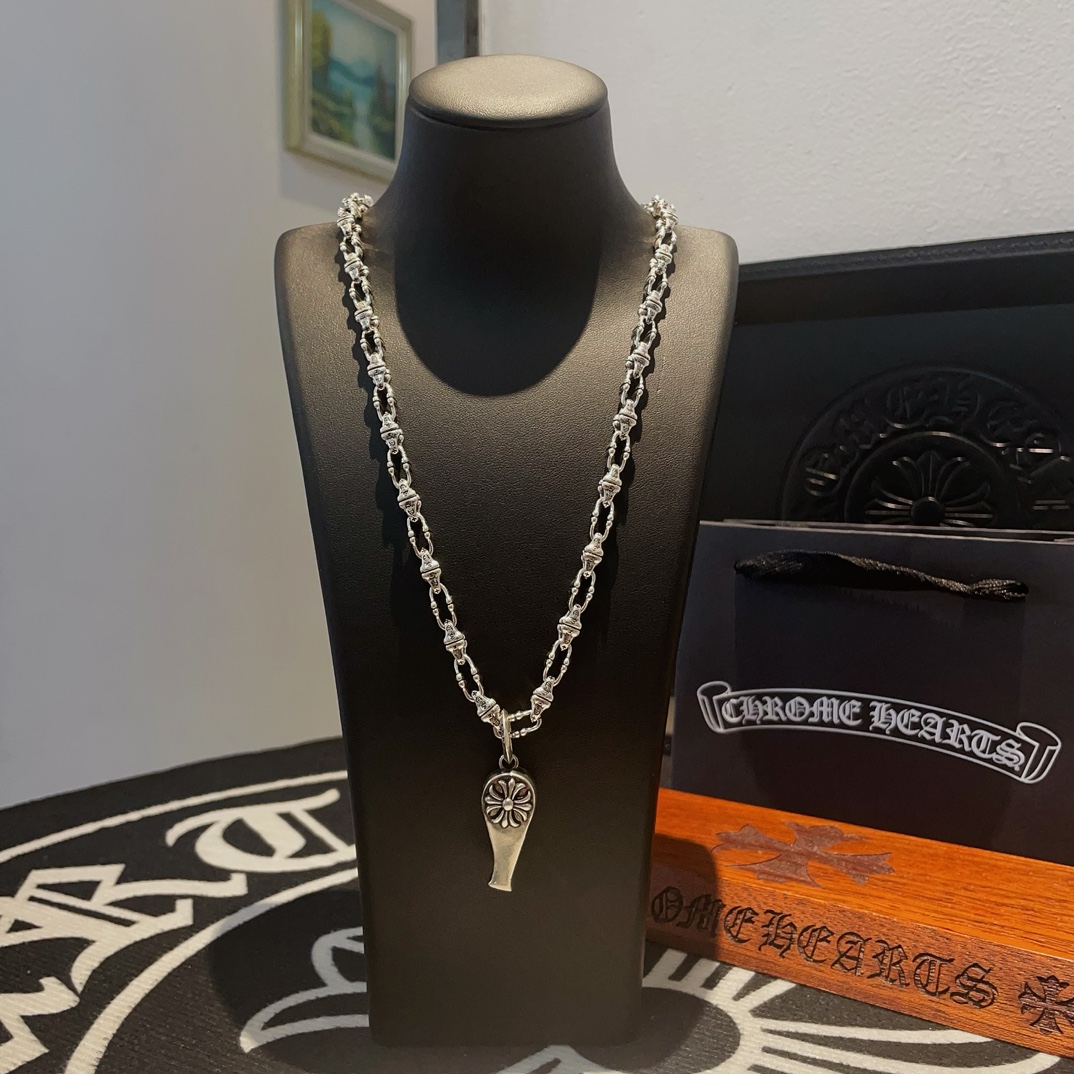 NO:104823,New [Counter Quality] Chrome Hearts Croxin Classic Retro Necklace, Cross Fancy Pendant, Different Concave and Convex and Convex Design Styles, Showing a Different Style. Cross Scout Flower is Croxin's Ambition, so it lasts for a long time. Genuine version of Chrome Hearts Croxin, Different from the market, Benchmark the quality of the version, Look at the details of the letter printing, Retro and old gray oxygen level. Seiko version!  !  !  Pure handmade ~ Authentic model opening must-have fashion and fashion, both men and women can wear it, same style for couples, original official website, rock punk style silver style, retro elements, trendy and versatile!  , jewelry boutique, chrome hearts, chrome hearts, necklace19860909新款【专柜品质】Chrome Hearts克罗心经典复古项链 十字花哨子吊坠 凹凸造型不同的花纹设计风格 呈现出与众不同 十字架 童军花是克罗心的志 所以更经久不衰 正品打版Chrome Hearts克罗心 区别市场普通轻版 对版对标品质 看字印细节 复古做旧灰氧程度.精工版本！！！ 纯手工打造 ～正品开模潮流时尚必备 男女均可佩戴 情侣同款 官网原版 摇滚朋克泰银风格 复古元素 潮流百搭！,饰品精品,chrome hearts,chrome hearts,necklace,Jewelry