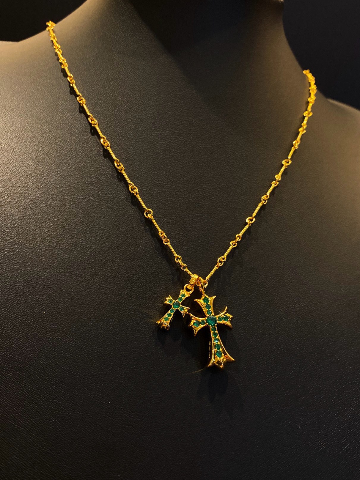 NO:104833,Croxin gold-plated green diamond double cross necklace adopts vacuum electroplating and maintains color for a long time. The version counter is the same, the characters are printed and inlaid. Different from the market version, the upper body is necessary to wear every day and look good: 55cm code 200560, jewelry quality, chrome hearts, necklace, gold plating19860909克罗心镀金绿钻双十字架项链 采用真空电镀保色时间持久 版本专柜对版 字印 镶嵌方法都一致.区别市面版本 日常佩戴必备上身敲好看 :55cm 编码200560,饰品精品,chrome hearts,necklace,gold plating,Jewelry