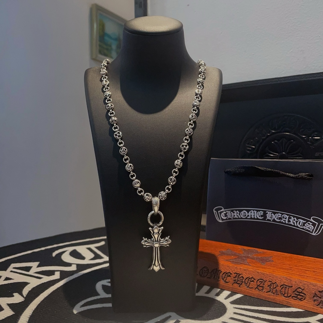 NO:104818,New [Counter Quality] Chrome Hearts Croxin Classic Retro Flower Ball Necklace Cross Pendant Different Concave and Convex Scout Flowers present uniqueness Cross Scout Flowers are Croxin's ambitions, so they last longer. Genuine version Chrome Hearts Croxin Difference to the market ordinary light version, match the quality of the version, look at the details of the letter printing, retro old gray oxygen level. Seiko version!  !  !  Pure handmade ~ Authentic model opening must-have fashion and fashion, both men and women can wear it, same style for couples, original official website, rock punk style silver style, retro elements, trendy and versatile!  , jewelry boutique, chrome hearts, chrome hearts, necklace19860909新款【专柜品质】Chrome Hearts克罗心经典复古花球项链 十字架吊坠 凹凸造型不同的花纹设计风格 呈现出与众不同 十字架 童军花是克罗心的志 所以更经久不衰 正品打版Chrome Hearts克罗心 区别市场普通轻版 对版对标品质 看字印细节 复古做旧灰氧程度.精工版本！！！ 纯手工打造 ～正品开模潮流时尚必备 男女均可佩戴 情侣同款 官网原版 摇滚朋克泰银风格 复古元素 潮流百搭！,饰品精品,chrome hearts,chrome hearts,necklace,Jewelry
