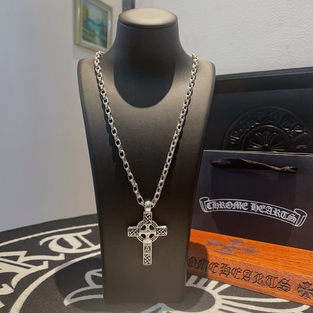 NO:104858,New [Counter Quality] Chrome Hearts Croxin Classic Retro Cross Necklace Cross Pendant Cross Pendant Different Concave and Convex Scout Flowers present uniqueness Cross Scout Flowers are Croxin's ambitions, so they last longer. Genuine version Chrome Hearts Croxin Difference on the market ordinary light version, match the quality of the version, look at the details of the letter printing, the degree of retro old gray oxygen. Seiko version!  !  !  Pure handmade ~ Authentic model opening must-have fashion and fashion, both men and women can wear it, same style for couples, original official website, rock punk style silver style, retro elements, trendy and versatile!  , jewelry boutique, chrome hearts, chrome hearts, necklace19860909新款【专柜品质】Chrome Hearts克罗心经典复古十字架项链 十字架吊坠 凹凸造型不同的花纹设计风格 呈现出与众不同 十字架 童军花是克罗心的志 所以更经久不衰 正品打版Chrome Hearts克罗心 区别市场普通轻版 对版对标品质 看字印细节 复古做旧灰氧程度.精工版本！！！ 纯手工打造 ～正品开模潮流时尚必备 男女均可佩戴 情侣同款 官网原版 摇滚朋克泰银风格 复古元素 潮流百搭！,饰品精品,chrome hearts,chrome hearts,necklace,Jewelry
