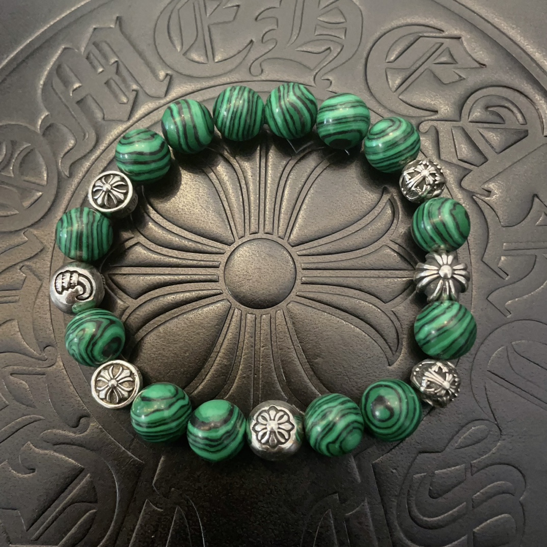 NO:104859,Batch New model [Counter Quality] Chrome Hearts Croxin Classic retro multi-element peacock green bracelet bracelet, different pattern design styles with different concave and convex shapes, presenting uniqueness. Cross Scout flowers are Croxin's ambitions, so they last longer. Genuine version of Chrome Hearts Croxin, differentiating the market ordinary light version, matching the quality, looking at the details of the letter printing, retro old gray oxygen level. Seiko version!  !  !  Pure handmade ~ Authentic model opening must-have fashion and fashion, both men and women can wear it, same style for couples, original official website, rock punk style silver style, retro elements, trendy and versatile!  , jewelry boutique, chrome hearts, chrome hearts, bracelet19860909批 新款【专柜品质】Chrome Hearts克罗心 经典复古多元素孔雀绿手链手串,凹凸造型不同的花纹设计风格 呈现出与众不同 十字架 童军花是克罗心的志 所以更经久不衰 正品打版Chrome Hearts克罗心 区别市场普通轻版 对版对标品质 看字印细节 复古做旧灰氧程度.精工版本！！！ 纯手工打造 ～正品开模潮流时尚必备 男女均可佩戴 情侣同款 官网原版 摇滚朋克泰银风格 复古元素 潮流百搭！,饰品精品,chrome hearts,chrome hearts,bracelet,Jewelry
