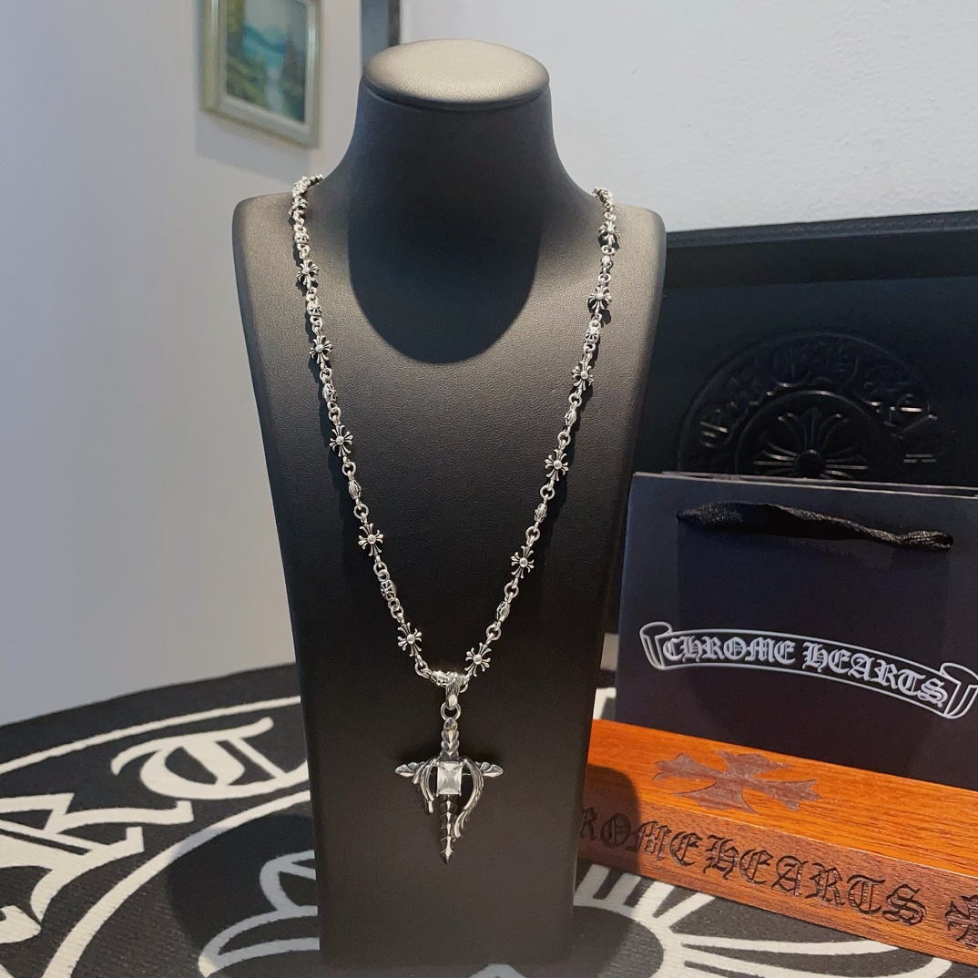 NO:104860,New [Counter Quality] Chrome Hearts Croxin Classic Retro Cross Necklace Cross Angel Wing Pendant Different Concave and Convex and Convex Design Styles Presenting Different Cross Scout Flowers are Croxin's ambitions, so they last longer. Genuine version of Chrome Hearts Croxin Difference to the market ordinary light version, match the quality of the version, look at the details of the letter printing, the degree of retro old gray oxygen. Seiko version!  !  !  Pure handmade ~ Authentic model opening must-have fashion and fashion, both men and women can wear it, same style for couples, original official website, rock punk style silver style, retro elements, trendy and versatile!  , jewelry boutique, chrome hearts, chrome hearts, necklace19860909新款【专柜品质】Chrome Hearts克罗心经典复古十字架项链 十字架天使翼吊坠 凹凸造型不同的花纹设计风格 呈现出与众不同 十字架 童军花是克罗心的志 所以更经久不衰 正品打版Chrome Hearts克罗心 区别市场普通轻版 对版对标品质 看字印细节 复古做旧灰氧程度.精工版本！！！ 纯手工打造 ～正品开模潮流时尚必备 男女均可佩戴 情侣同款 官网原版 摇滚朋克泰银风格 复古元素 潮流百搭！,饰品精品,chrome hearts,chrome hearts,necklace,Jewelry