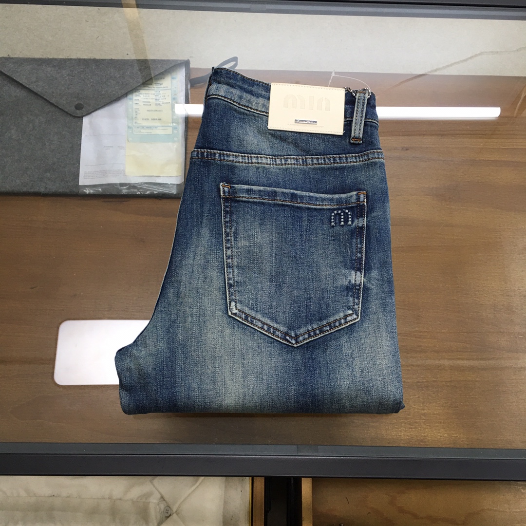 NO:452660,New product [miu miu] 2025 spring and summer new style new men's jeans!  Trade-level OEM products are extremely rare. The exquisite and exquisite production process has reached the ultimate effect. Classic styles, original color cotton materials, and classic plain woven twill denim surfaces are woven by old-fashioned woven technology. They are soft, delicate, comfortable and breathable, and the original hardware accessories are washed with first-class texture!  Size 29-38,3537, miumiu,jeans,alexander wang19860909新品【miu miu】 2025春夏新款 新款男士牛仔裤！ 贸易级别的代工品,数量极其稀少.精良精细的制作工艺程度已经达到极致效果.经典绝伦的款式,原色棉料,经典的平织斜纹牛仔布面经由老式梭织工艺机织.柔软细腻舒适透气,原版五金配件水洗,质感一流！尺码29-38,3537,,miumiu,jeans,alexander wang,Men's clothing