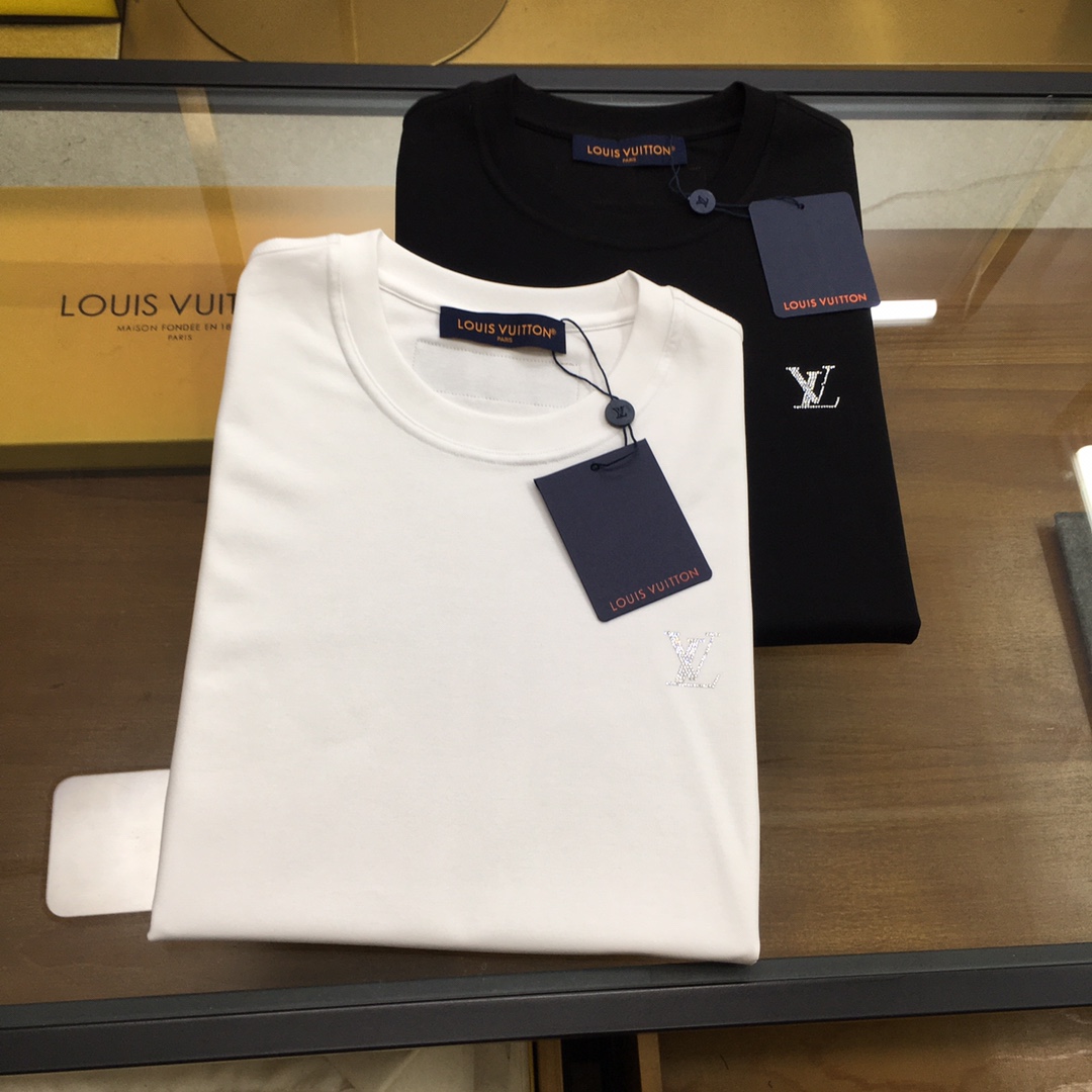 NO:506869,New product [L.v] The latest short-sleeved round-neck T-shirt in the spring and summer first counter, high-end customization, avant-garde and fashionable design!  Brand logo heavy craft design, high-end customized mercerated cloud cotton fabric, soft feel, comfortable to wear, exquisite counter-level car line, fine workmanship, invincible and handsome upper body effect!  A must-have item for handsome men!  Color five colors into code number M-3XL..,,T-shirt,tees,t-shirt,alexander wang19860909新品【L.v】 春夏首发专柜最新款短袖圆领T恤 高端订制 设计前卫时尚！品牌logo重工艺设计 高端定制丝光云朵棉面料.手感柔软.穿着舒适.专柜级别精致车线.做工精细.上身效果无敌帅气！型男必备单品！ 颜色五色入 码数M-3XL ..,,T-shirt,tees，t-shirt,alexander wang,Men's clothing