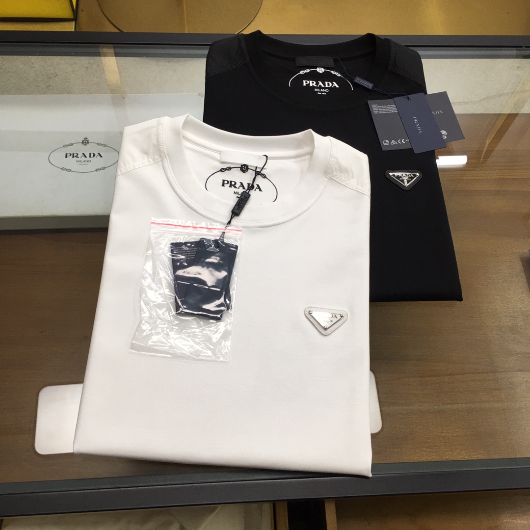 NO:506865,New product [Prad] The latest short-sleeved round-neck T-shirt in the spring and summer first counter, high-end customization, avant-garde and fashionable design!  Brand logo heavy craft design, high-end customized mercerated cloud cotton fabric, soft feel, comfortable to wear, exquisite counter-level car line, fine workmanship, invincible and handsome upper body effect!  A must-have item for handsome men!  Color five colors into code number M-3XL..,,prada,T-shirt,tees,t-shirt,alexander wang19860909新品【Prad】 春夏首发专柜最新款短袖圆领T恤 高端订制 设计前卫时尚！品牌logo重工艺设计 高端定制丝光云朵棉面料.手感柔软.穿着舒适.专柜级别精致车线.做工精细.上身效果无敌帅气！型男必备单品！ 颜色五色入 码数M-3XL ..,,prada,T-shirt,tees，t-shirt,alexander wang,Men's clothing