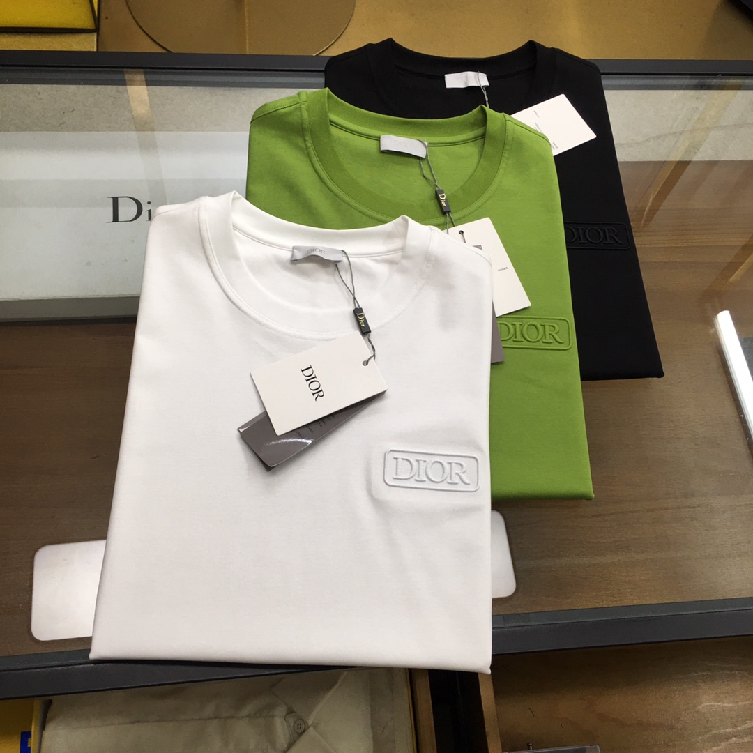 NO:433360,New product [Dio...r] The latest short-sleeved round-neck T-shirt in the first spring and summer counter in 2025, high-end customization, avant-garde and fashionable design!  Brand logo heavy craft design, high-end customized mercerated cloud cotton fabric, soft feel, comfortable to wear, exquisite counter-level car line, fine workmanship, invincible and handsome upper body effect!  A must-have item for handsome men!  The color is shown in the figure. Code number M-3XL, dior, T-shirt,tees, t-shirt,alexander wang19860909新品【Dio...r】 2025春夏首发专柜最新款短袖圆领T恤 高端订制 设计前卫时尚！品牌logo重工艺设计 高端定制丝光云朵棉面料.手感柔软.穿着舒适.专柜级别精致车线.做工精细.上身效果无敌帅气！型男必备单品！ 颜色如图 码数M-3XL,,dior,T-shirt,tees，t-shirt,alexander wang,Men's clothing