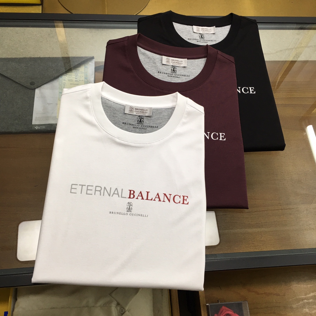 NO:466849,New counter product 'BC' 2025 new counter product highly recommends!  The classic counter style, exquisite logo logo round neck short-sleeved T-shirt, classic and versatile style, simple logo embroidery design, integrated style, neckline slightly fits the neck, upper body is straight and more fashionable, the overall upper body feel will not be too tight or too loose, very friendly to the figure, easy to wear and versatile, classic and out of style!  The fabric is made of mercerized fabric, with a warm and shiny surface. The upper body makes the skin more comfortable to touch the fabric. The upper body is very high-end, skin-friendly and breathable, crisp and stylish. Orders of full-quality color Black Burgundy White Size M-3XL Try on 172-148 for wearing L.,,T-shirt,tees,t-shirt,alexander wang19860909专柜新品《BC》 2025专柜新品强烈推荐！专柜经典款 精美logo标志圆领短袖T恤 经典百搭款 简约标志刺绣的设计 合体的版型 领口微微贴合颈部 上身挺拔而更具时尚感 整体上身感不会过紧或者过松 对身材很友好 好穿又百搭经典不过时！ 面料采用 丝光面料 表面有着温润的光泽感 上身让皮肤接触面料更加舒适. 上身很高档 亲肤透气,挺括有型 全品相的订单 颜色 黑色 酒红色 白色 尺码M-3XL 试穿172-148穿L合适.,,T-shirt,tees，t-shirt,alexander wang,Men's clothing