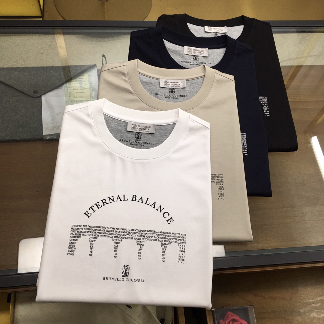 NO:466856,New counter product 'BC' 2025 new counter product Agui recommends!  The classic counter style, exquisite logo logo round neck short-sleeved T-shirt, classic and versatile style, simple logo embroidery design, integrated style, neckline slightly fits the neck, upper body is straight and more fashionable, the overall upper body feel will not be too tight or too loose, very friendly to the figure, easy to wear and versatile, classic and out of style!  The fabric is made of mercerized fabric, with a warm luster on the surface. The upper body makes the skin more comfortable to touch the fabric. The upper body is very high-end, skin-friendly and breathable, crisp and stylish. Orders of full-quality color Black Navy Blue White Coffee Size M-3XL Try on 172-148 for wearing L.,,T-shirt,tees,t-shirt,alexander wang19860909专柜新品《BC》 2025专柜新品阿桂推荐！专柜经典款 精美logo标志圆领短袖T恤 经典百搭款 简约标志刺绣的设计 合体的版型 领口微微贴合颈部 上身挺拔而更具时尚感 整体上身感不会过紧或者过松 对身材很友好 好穿又百搭经典不过时！ 面料采用 丝光面料 表面有着温润的光泽感 上身让皮肤接触面料更加舒适. 上身很高档 亲肤透气,挺括有型 全品相的订单 颜色 黑色 藏蓝色 白色 咖色尺码M-3XL 试穿172-148穿L合适.,,T-shirt,tees，t-shirt,alexander wang,Men's clothing