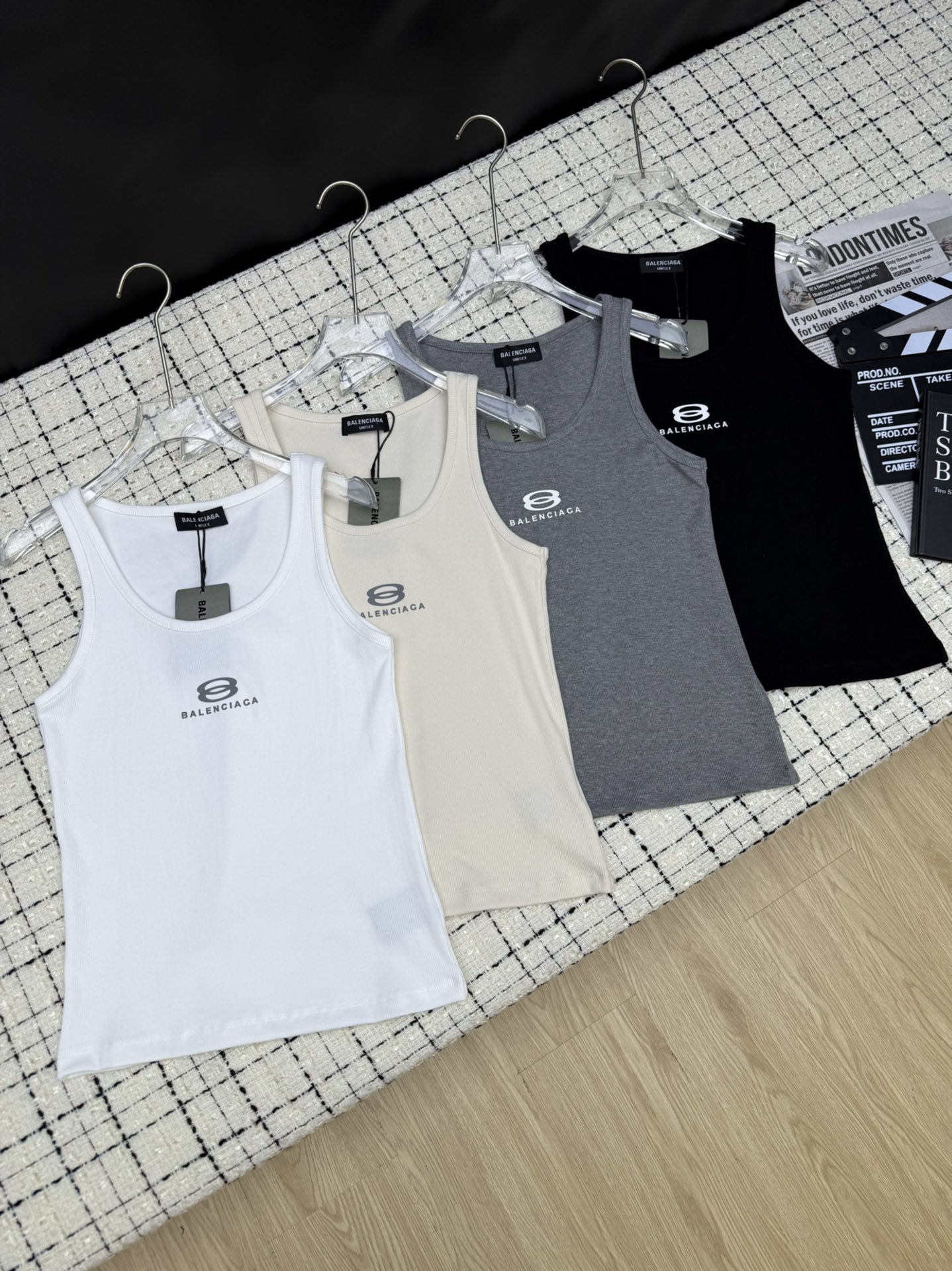 NO:331396,Balenciag*25 summer new style, essential items for daily wear, chest logo stamped and embellished vest, single-fitting layering combination, can be matched with pants or skirts, chest logo easily attracts eye-catching, practical wear rate 100% cotton fabric is elastic, the upper body is very comfortable, three-color SML,,balenciaga, skirts,alexander wang19860909Balenciag*25夏季新款 日常穿搭必备小单品 胸前logo烫印点缀背心 单穿叠穿随意组合 不管是裤子还是半裙都能搭 胸前logo轻松吸睛 实穿率百分百 棉质面料有弹性 上身很舒服 三色SML,,balenciaga,skirts,alexander wang,Women's clothing